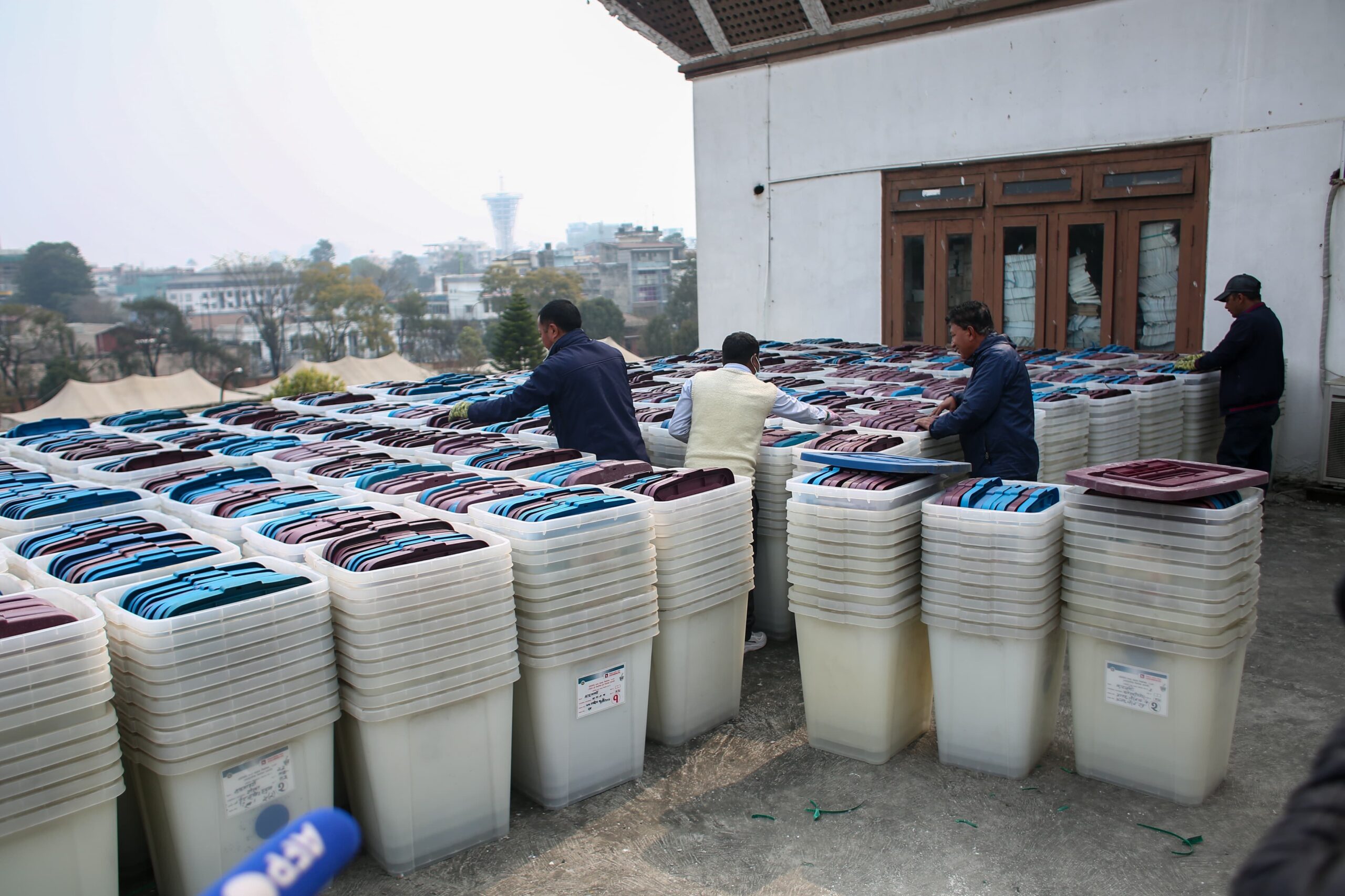 १६५ वटै क्षेत्रमा पुग्यो निर्वाचन सामग्री