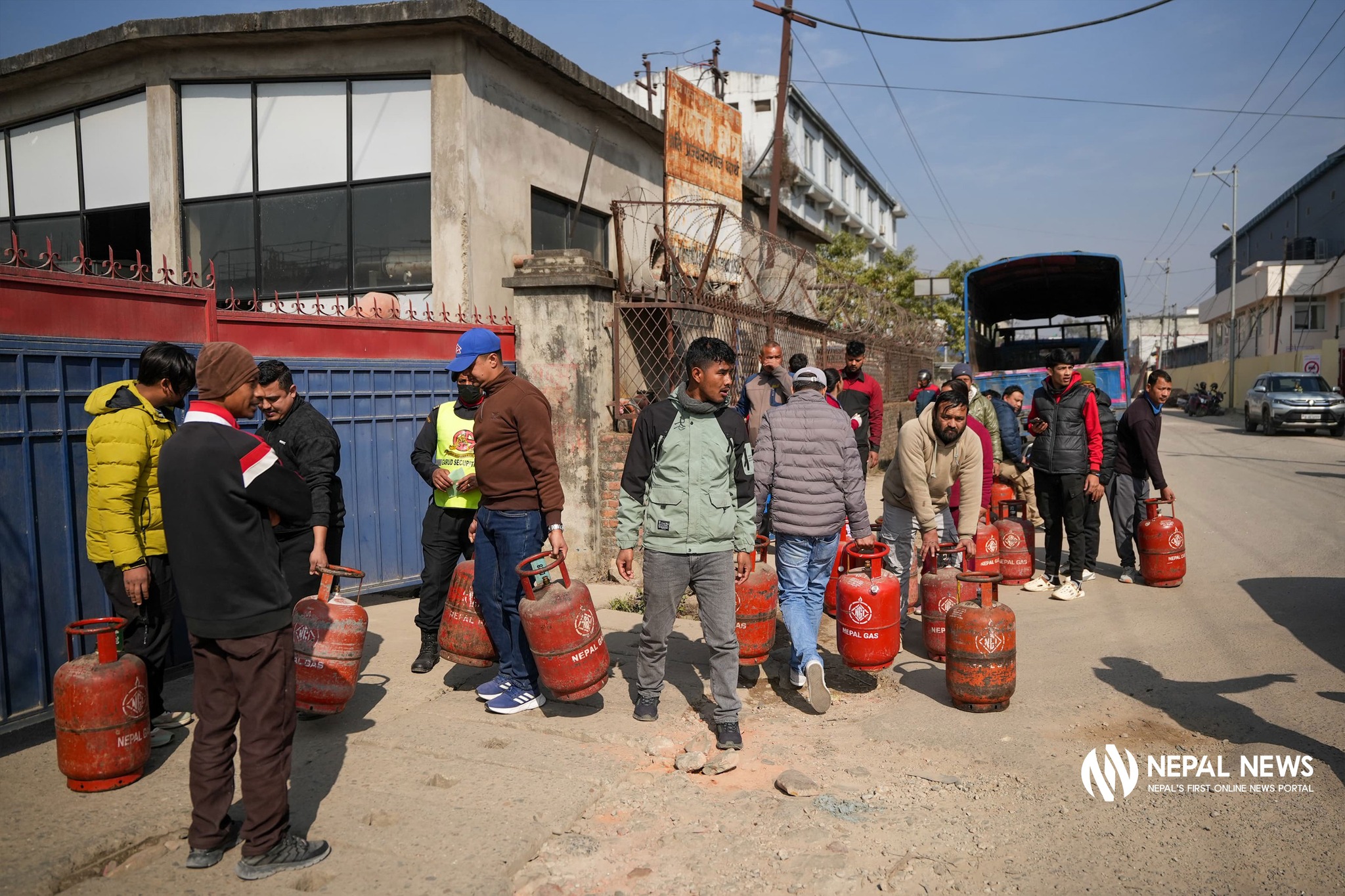 निगम भन्छ- ग्यास अभाव छैन‚ डिपोमै उपभोक्ताको लर्को [फोटो फिचर]