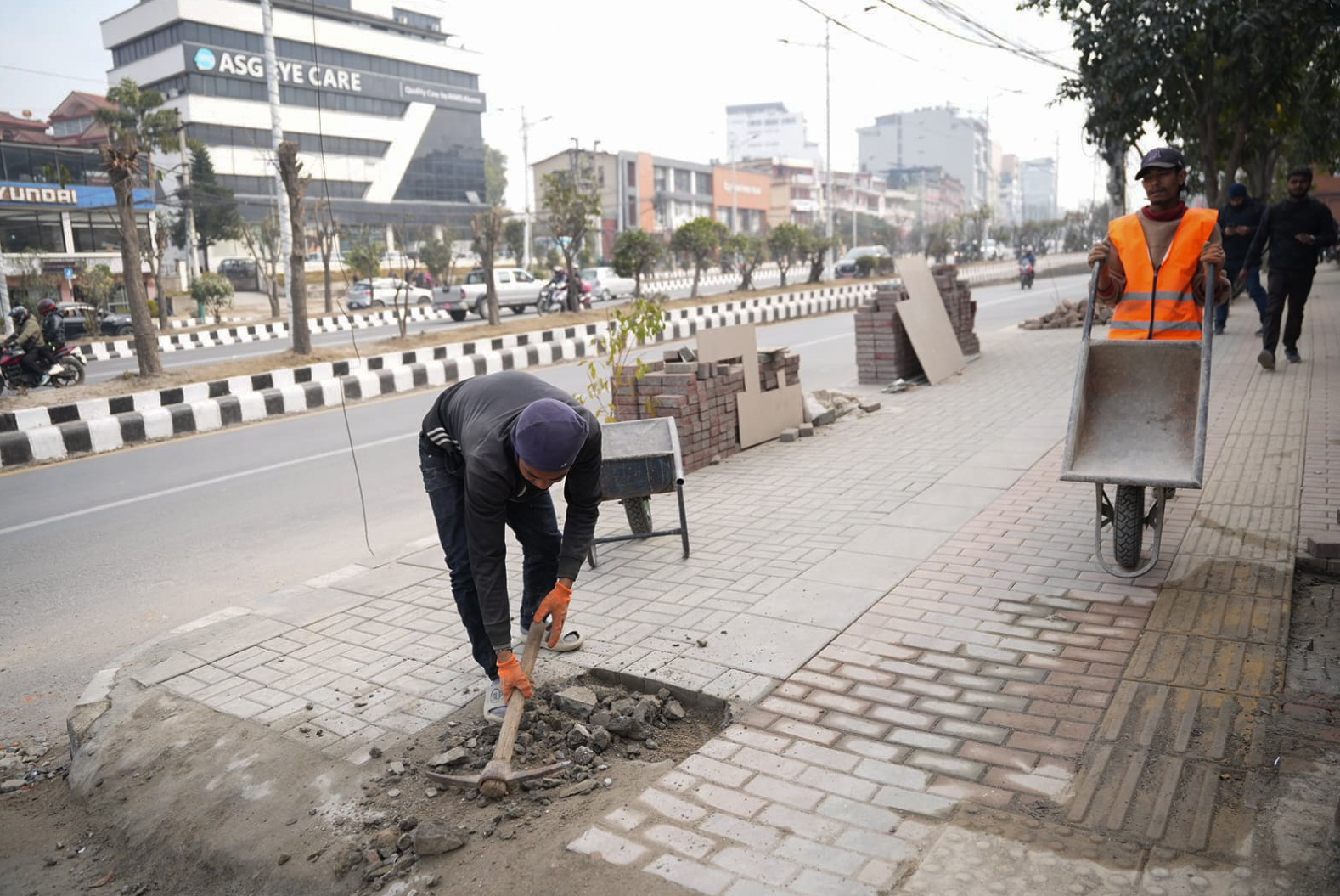 १२ तस्बिरमा व्यवस्थित साइकल लेन र फुटपाथ विस्तार