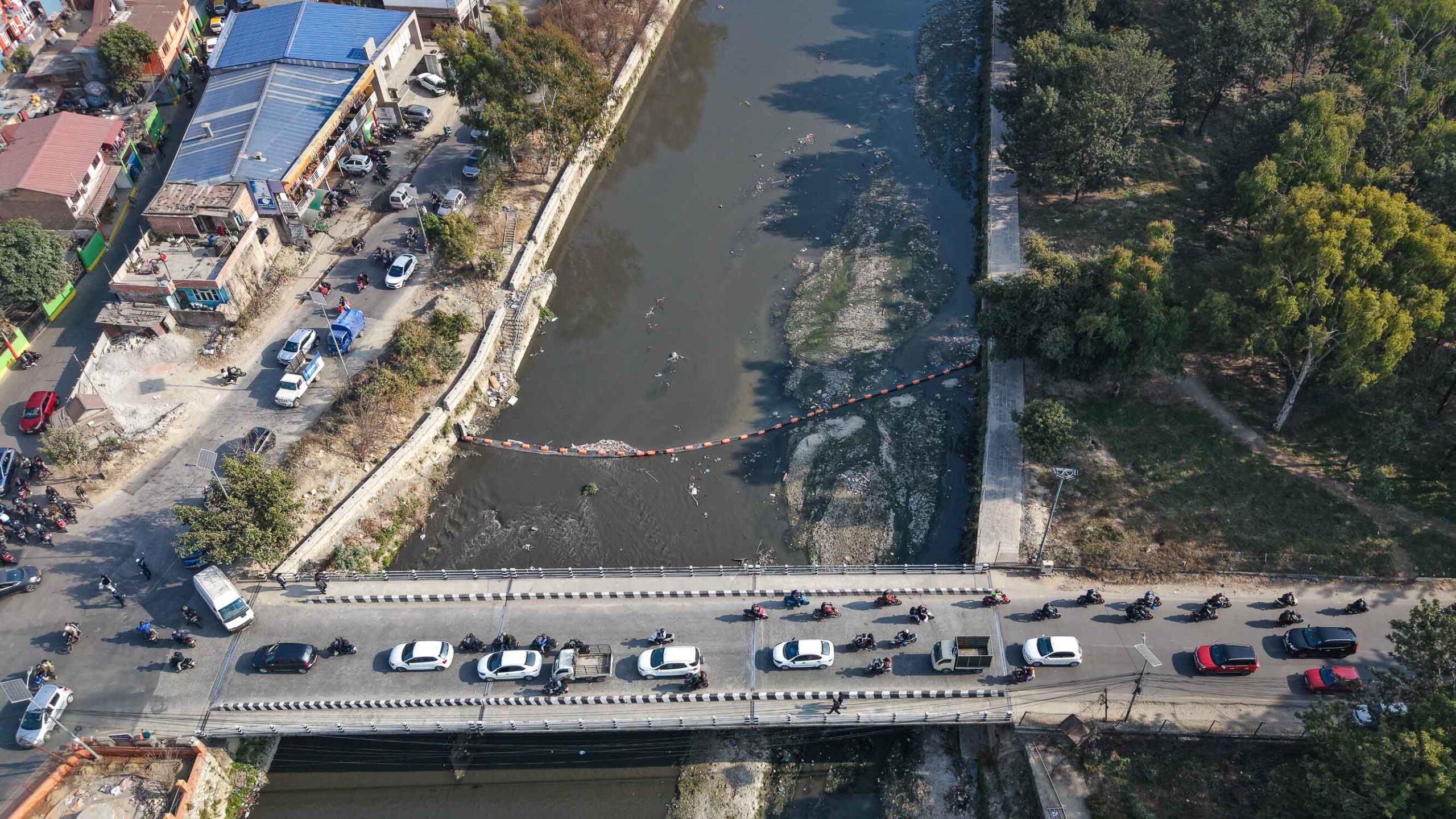 ६५ लाख खर्चेर बागमतीका ६ ठाउँमा राखियो ट्रास बेरियर, कसरी गर्छ काम ? (तस्बिरहरू)