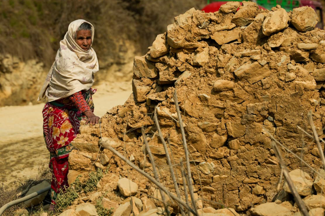 तस्बिरमा रोशी : बाढीको प्रभाव उस्तै‚ छैन चुनावी चहलपहल