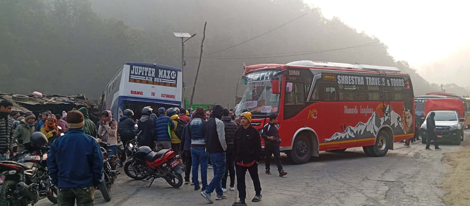 थाक्रेमा दुई यात्रुवाहक बस ठोक्किए, ५ जना घाइते