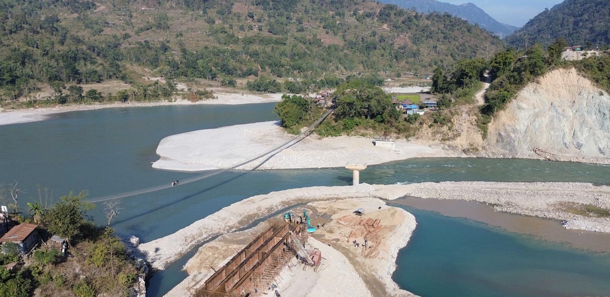 धाप्लाङघाट पुल निर्माणले गति लियो, स्ल्याब ढलान सुरु