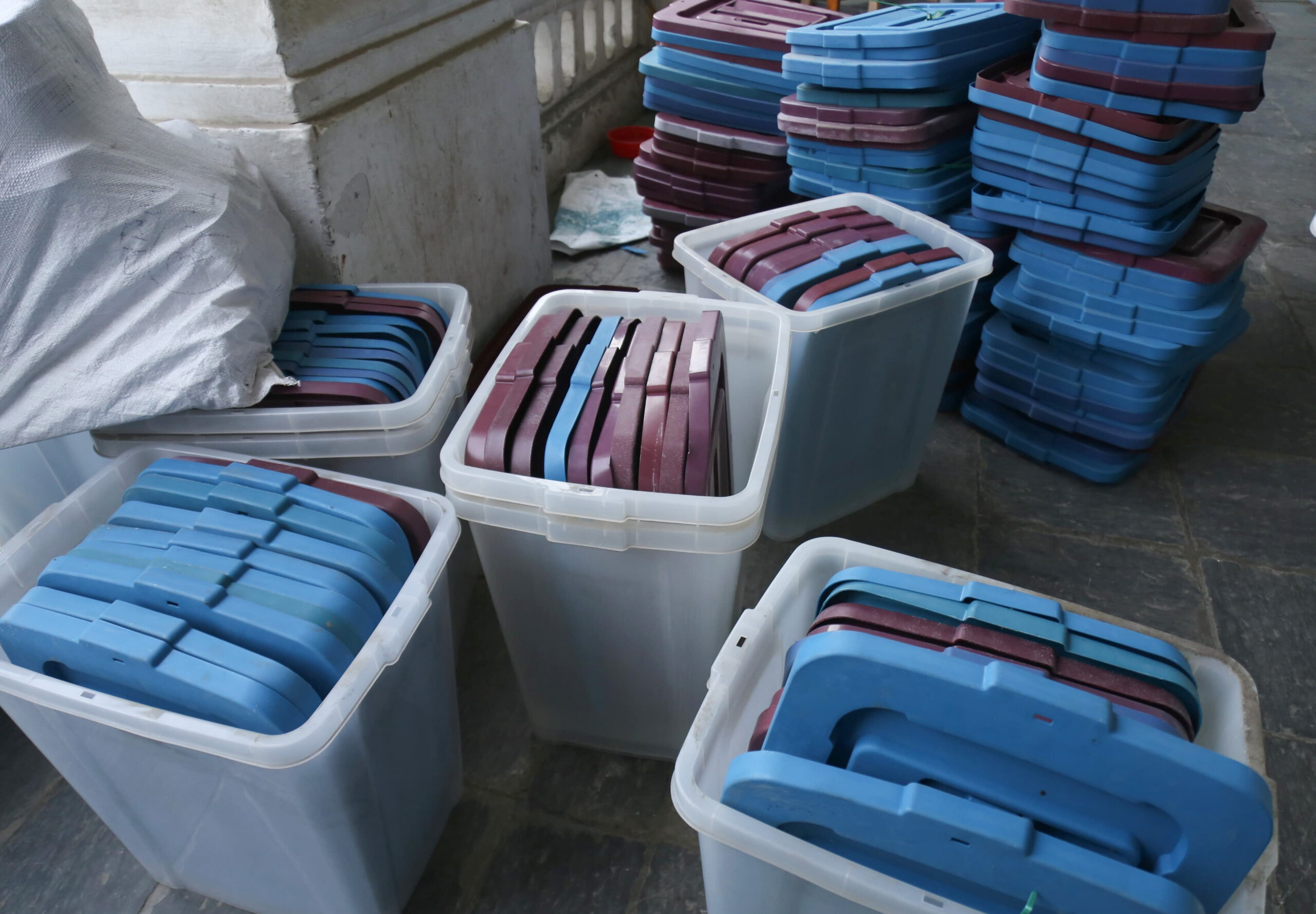 मतपत्रसहितका निर्वाचन सामग्री निर्वाचन क्षेत्रमा पठाइँदै