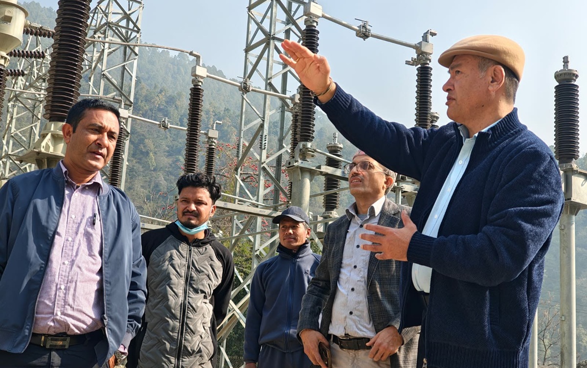 प्राधिकरणका कार्यकारी निर्देशक शाक्यबाट तम्घास–बुर्तिबाङ १३२ केभी प्रसारणलाइनको अनुगमन