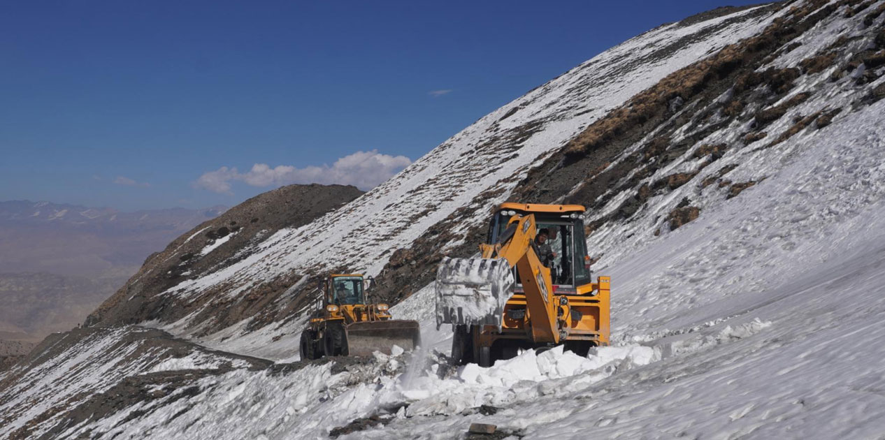 साङ्ता मतदान केन्द्र जाने सडकको हिउँ पन्छाइँदै