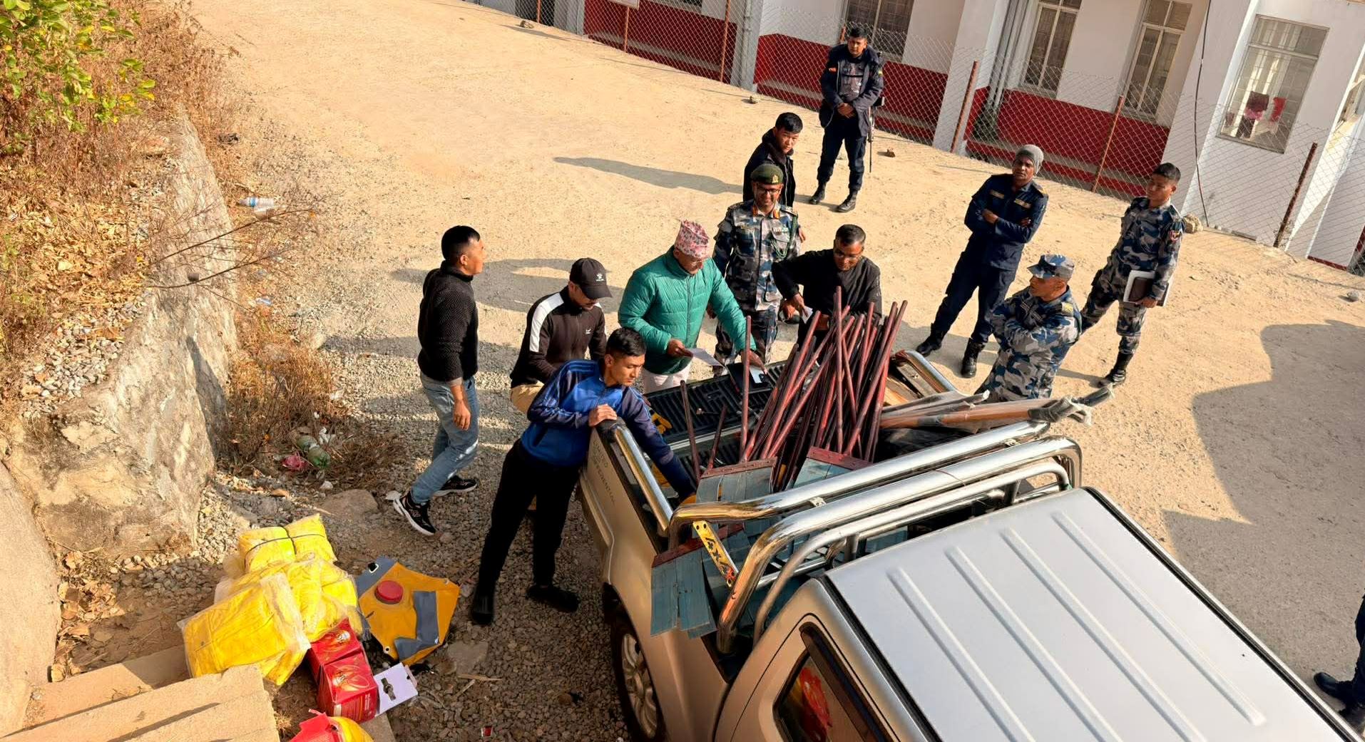 हिउँदयाम सुरु भएसँगै डढेलो रोकथाम गर्न सामग्री हस्तान्तरण