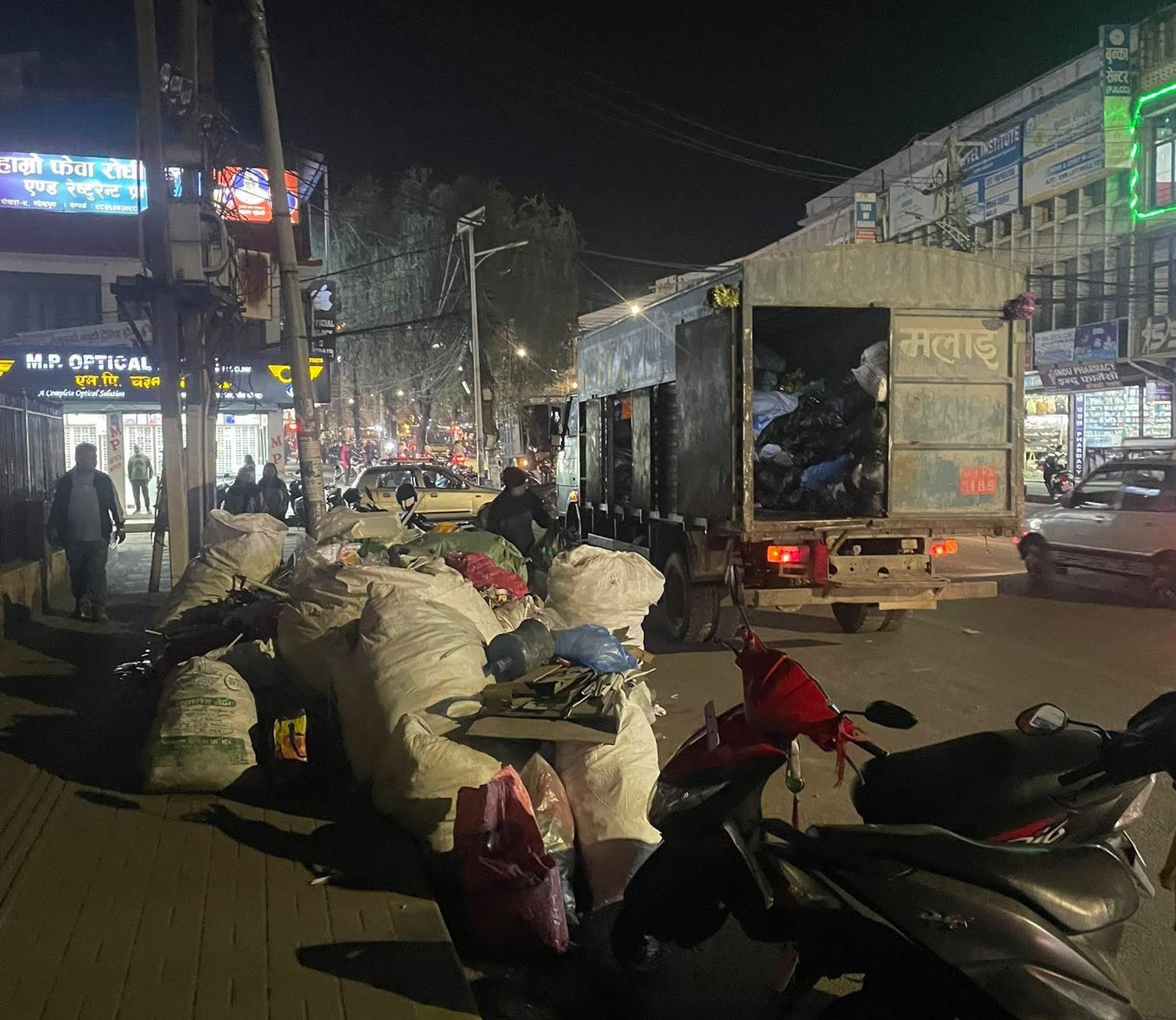 पोखरामा दुई सातापछि फोहर उठाउन थालियो