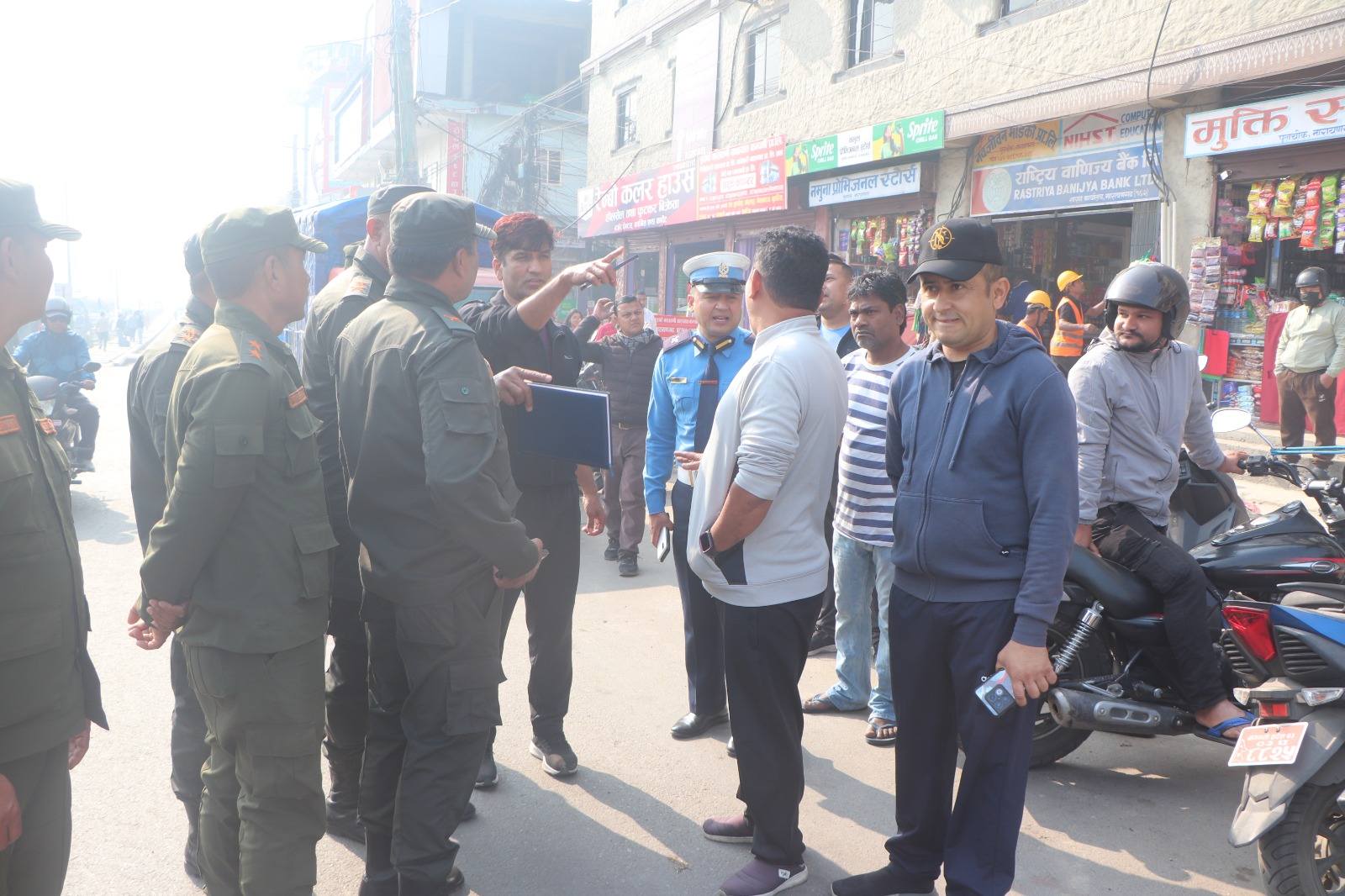 यातायात व्यवस्थापन प्रभावकारी बनाउन नारायणगढमा अनुगमन