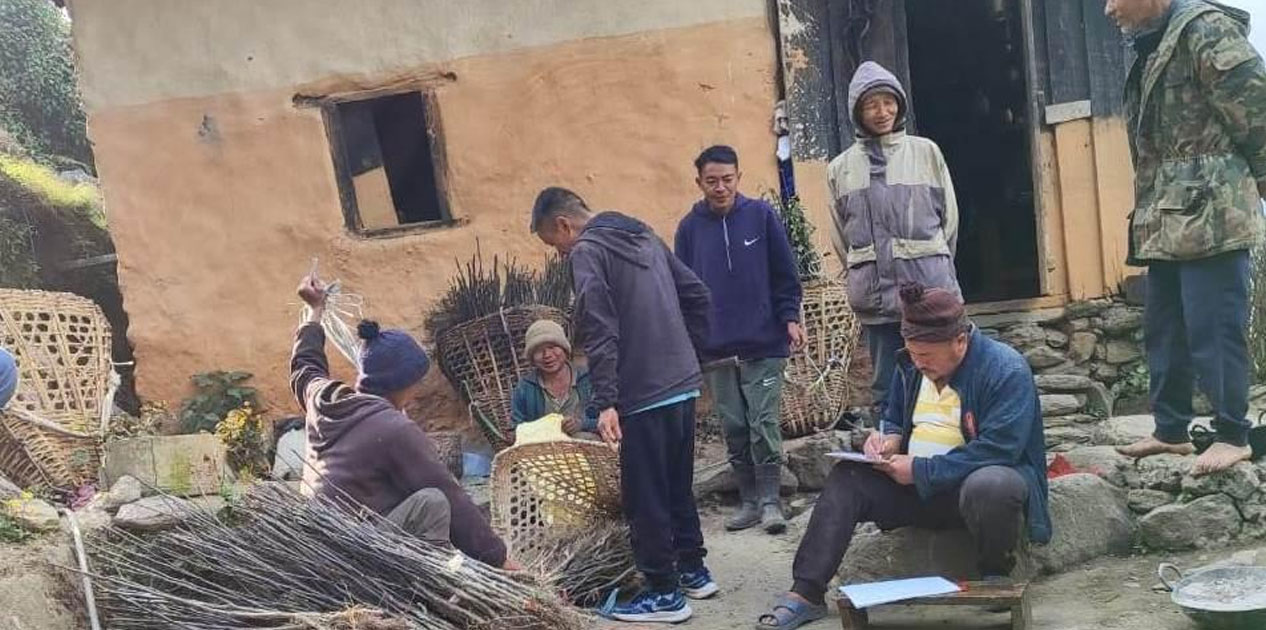 व्यावसायिक स्याउ खेती सुरु गर्दै वैकुण्ठेका किसान