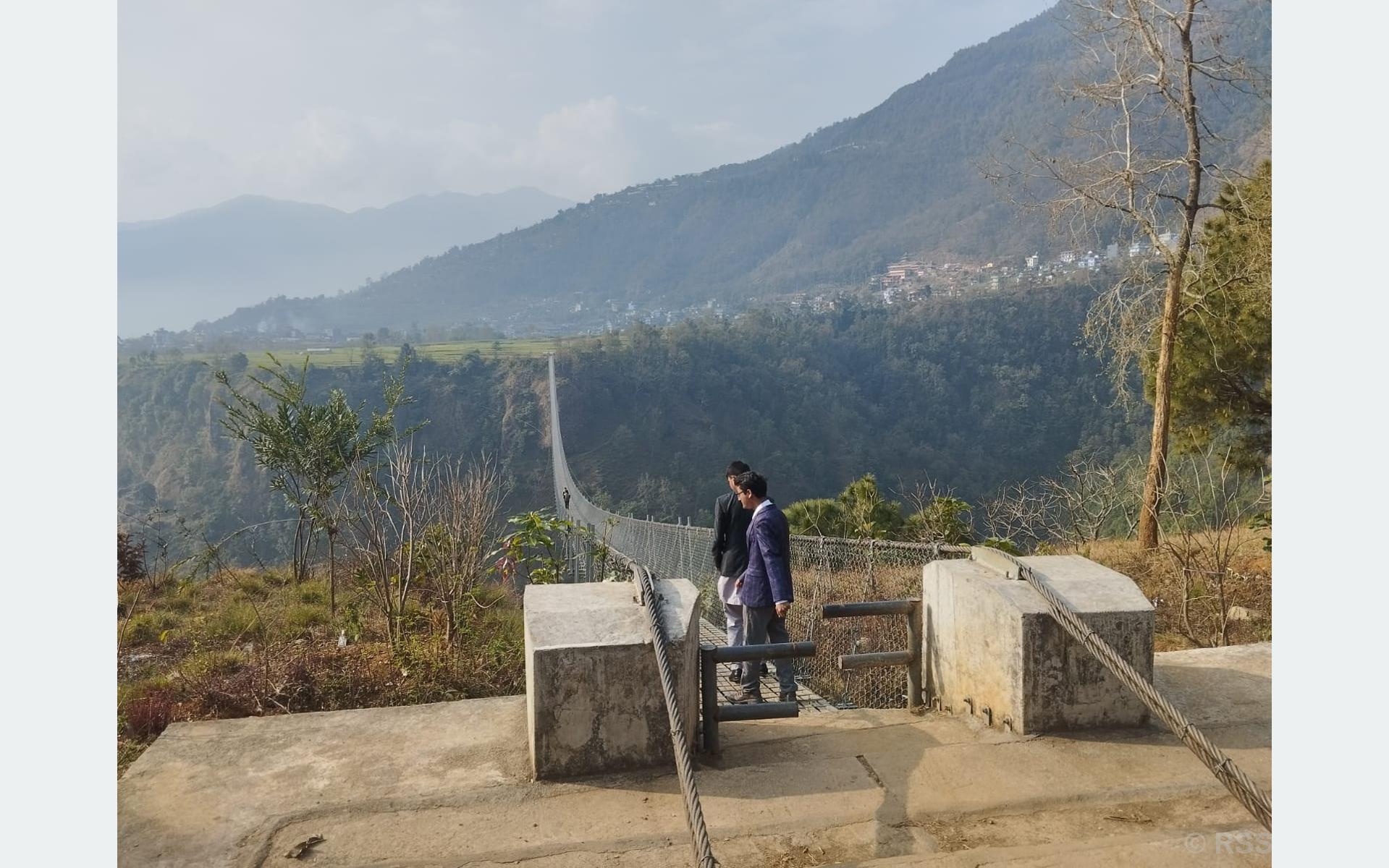दुई जिल्ला जोड्ने झोलुङ्गे पुलले यात्रा सहज