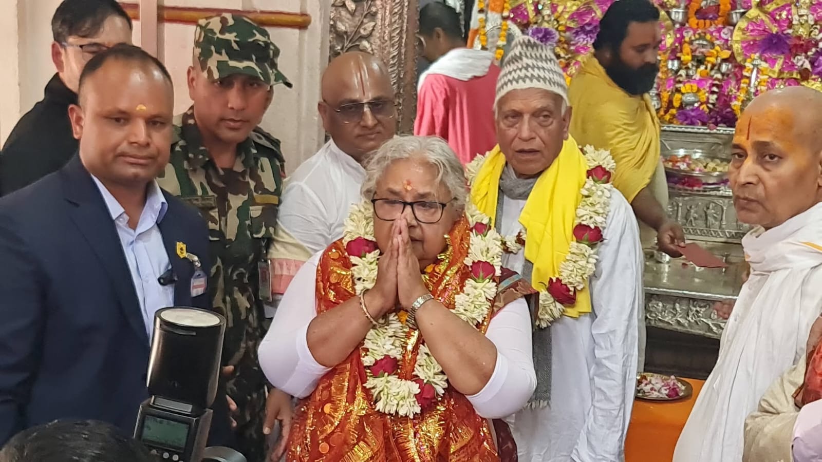 प्रधानमन्त्री कार्कीले गरिन् जानकी मन्दिरमा पूजापाठ