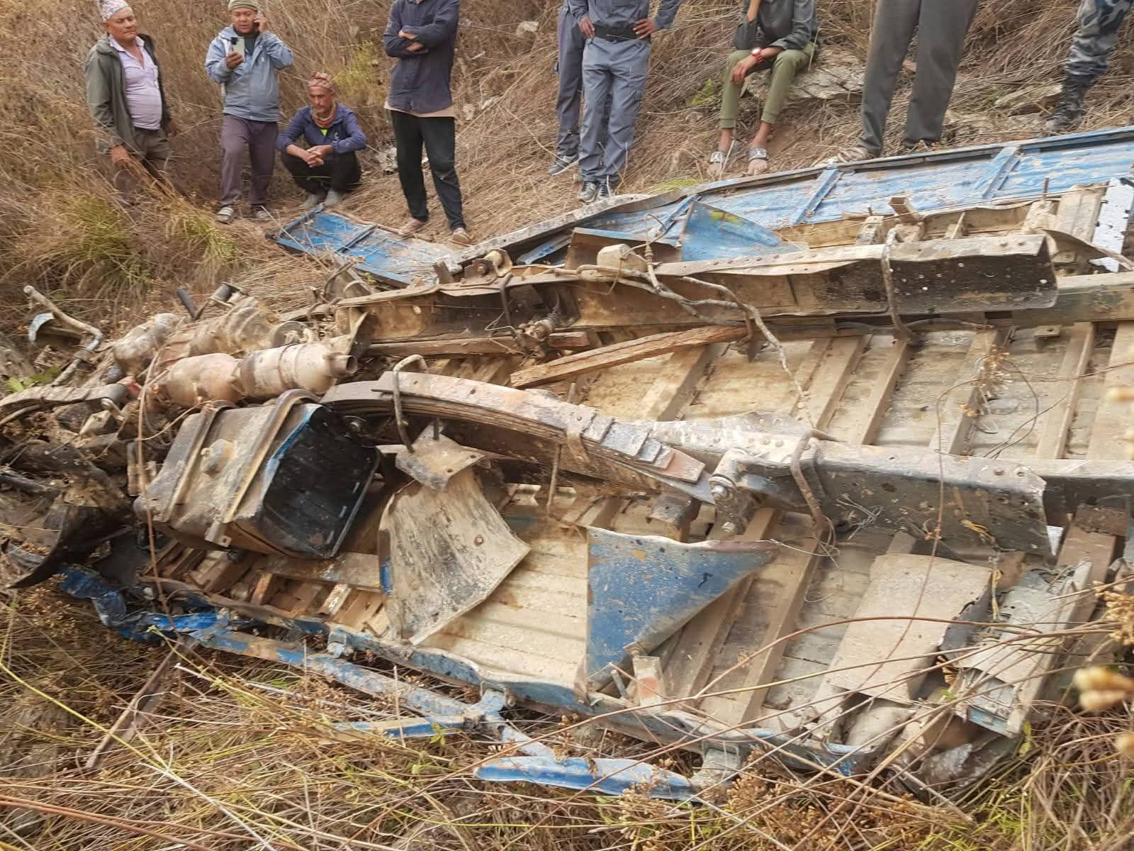 रामेछापको सिरुबारीमा निर्वाचन सामग्री बोकेको गाडी दुर्घटना‚ एक प्रहरीको मृत्यु