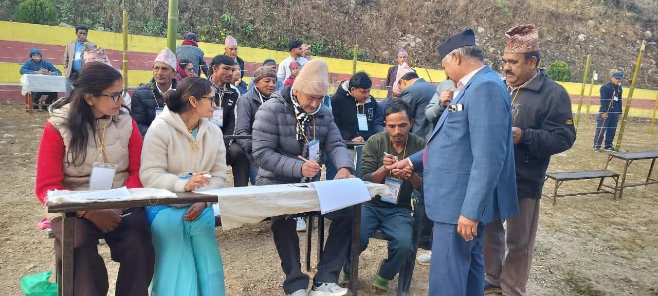 लुम्बिनीका मुख्यमन्त्री आचार्यद्वारा मतदान
