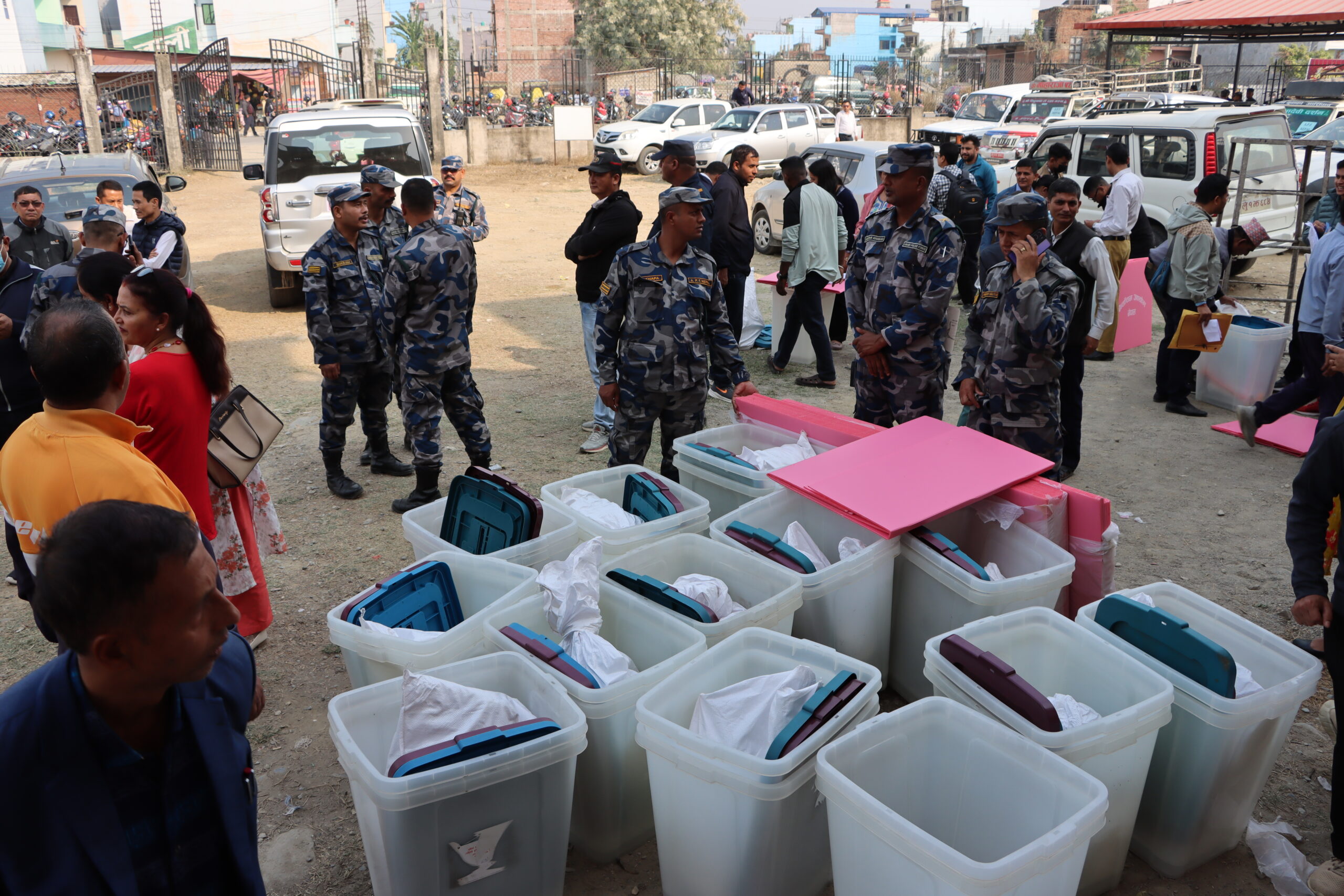 मतदानस्थलमा लगिए निर्वाचन सामग्री [तस्बिरसहित]