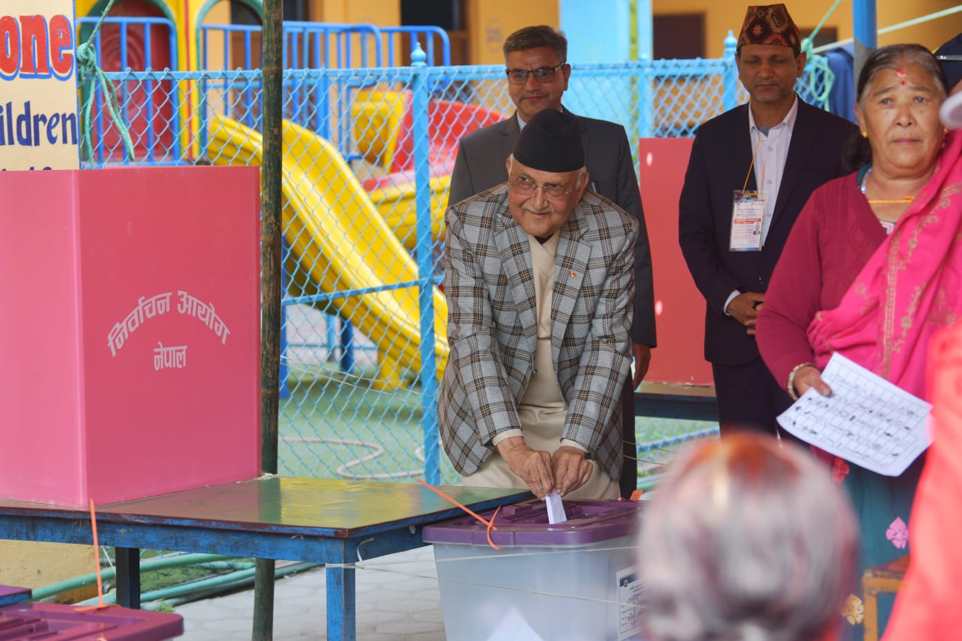 बालकोटबाट केपी ओलीले गरे मतदान [तस्बिरसहित]