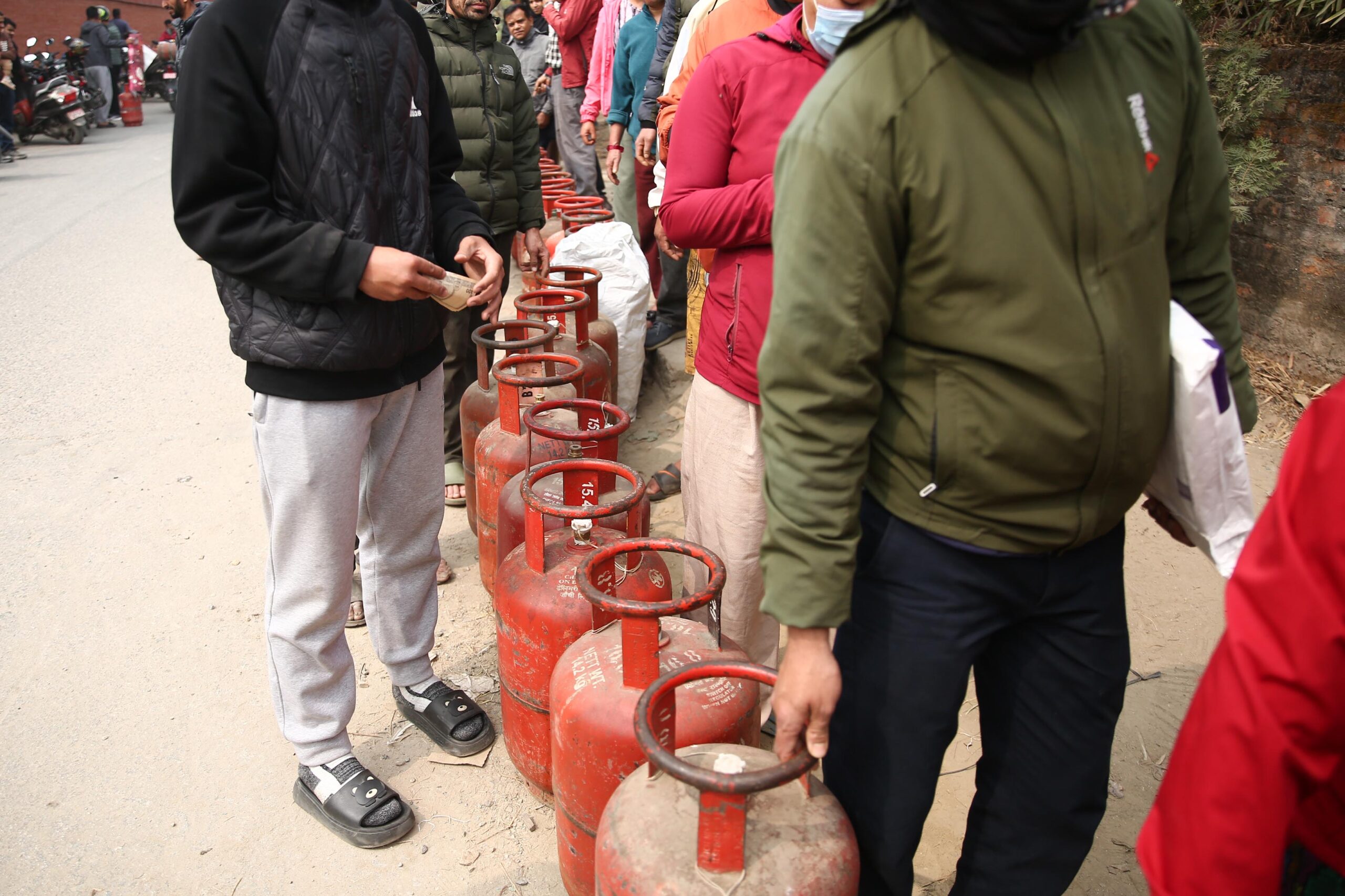 आजदेखि आधा सिलिन्डर ग्यास‚ ९५५ रुपैयाँ पर्ने