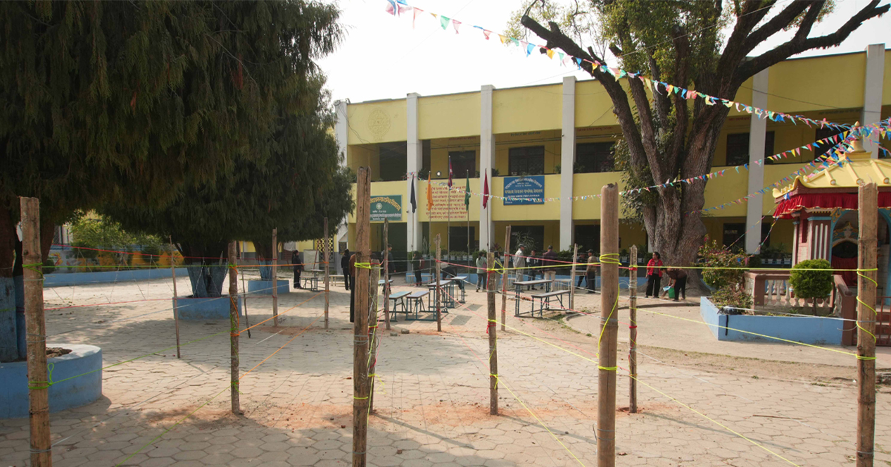 १० तस्बिरमा काठमाडौँका मतदान केन्द्र व्यवस्थापनको चटारो