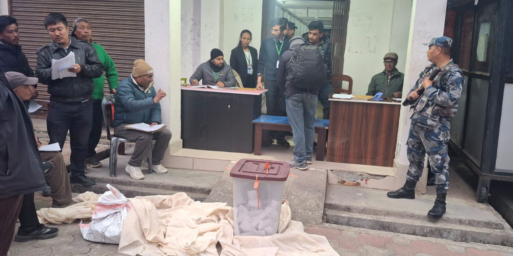 बाजुरामा मतपेटिका सङ्कलन गरिँदै