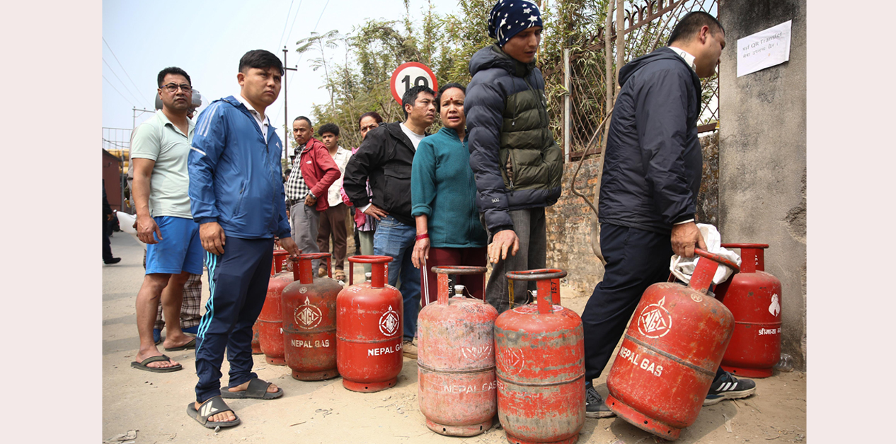 बालाजु औद्योगिक क्षेत्रमा ग्यास लिन सर्वसाधारणको लाइन