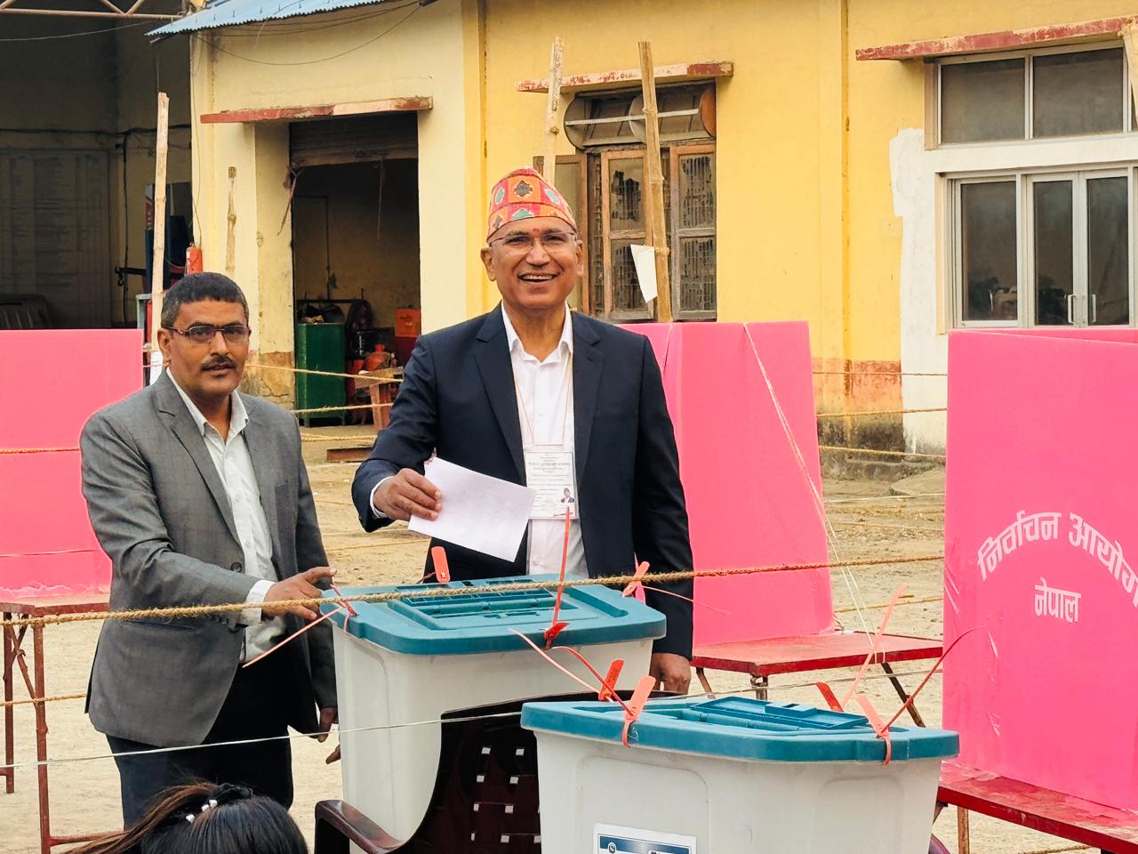 एमाले उपाध्यक्ष पौडेलले गरे बुटवलबाट मतदान