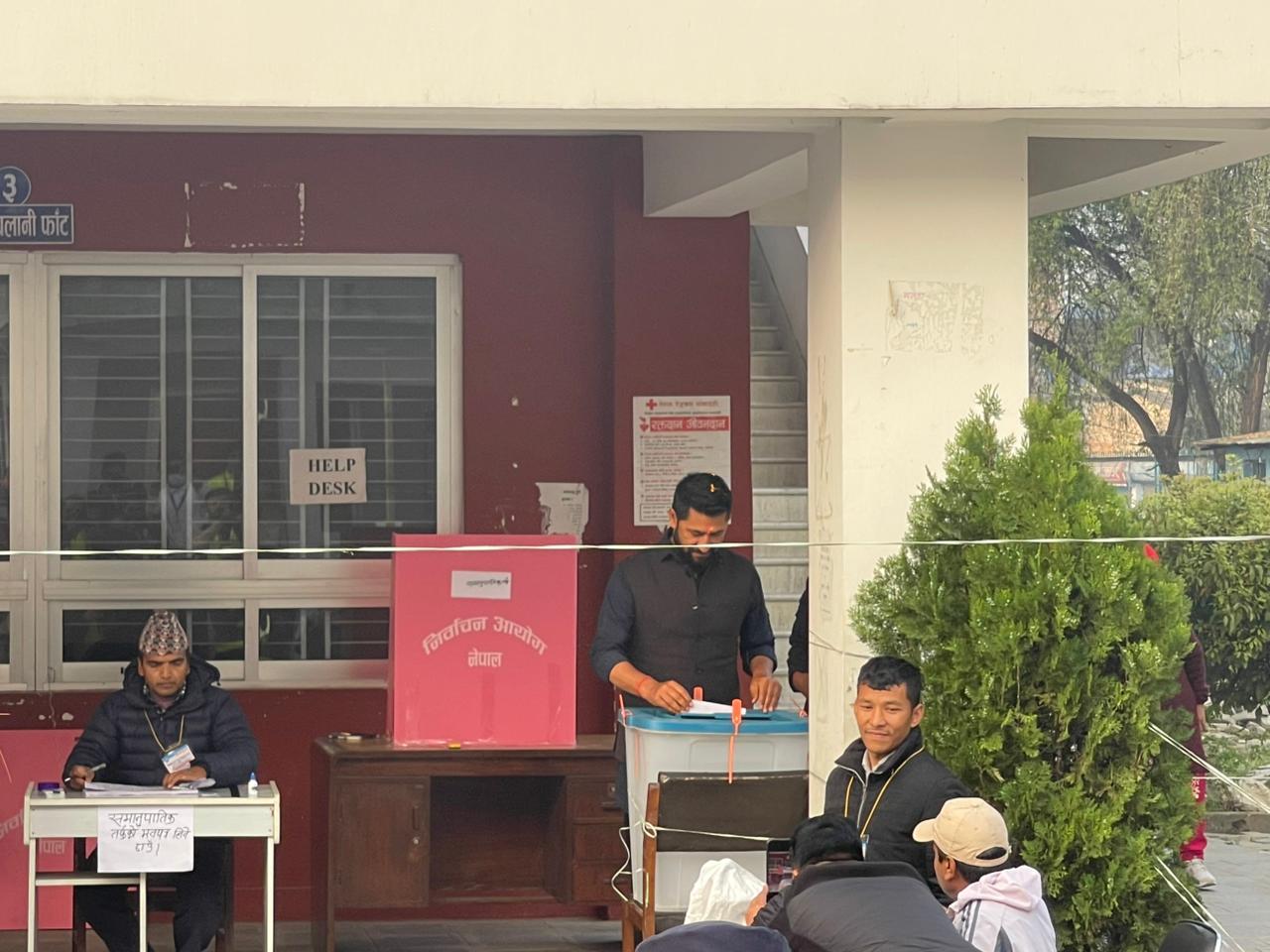रास्वपा सभापति रवि लामिछानेले गरे मतदान