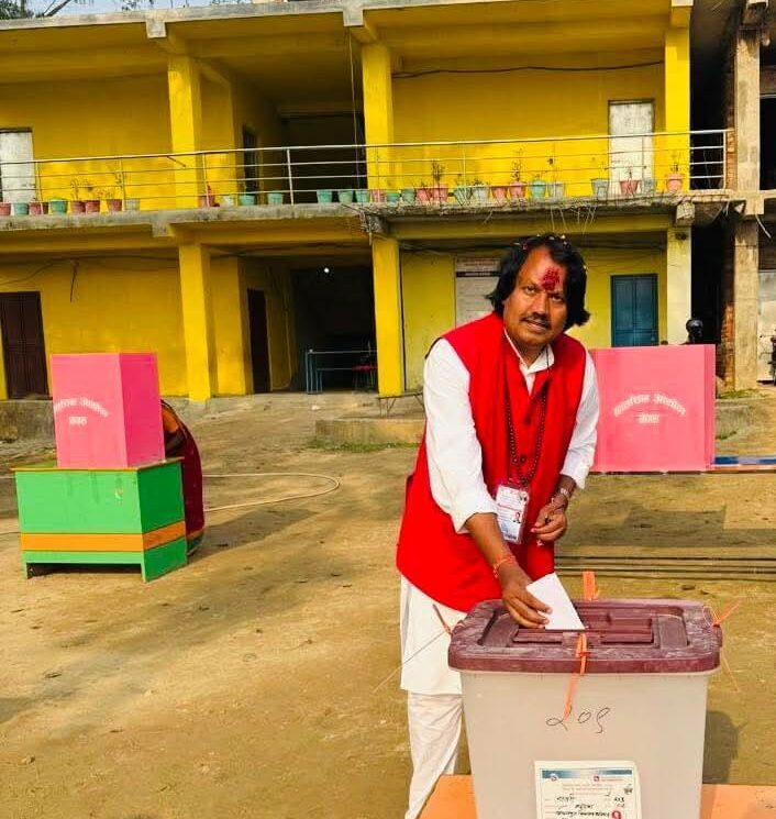 जनमतका अध्यक्ष सीके राउतले गरे मतदान
