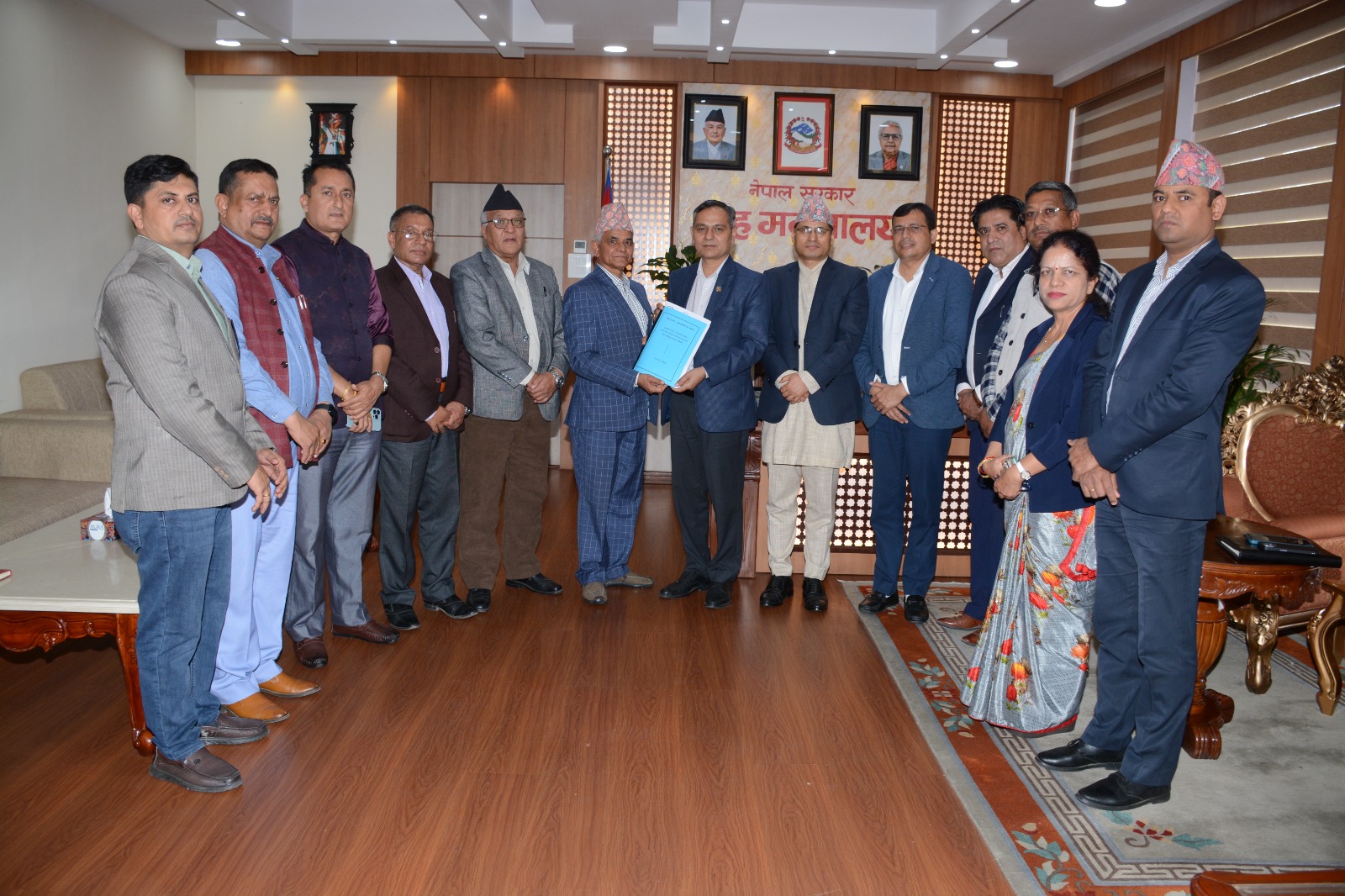 सर्वोच्चको आदेश कार्यान्वयन गर्न गठित जाँचबुझ आयोगको प्रतिवेदन गृहमन्त्रीसमक्ष पेस