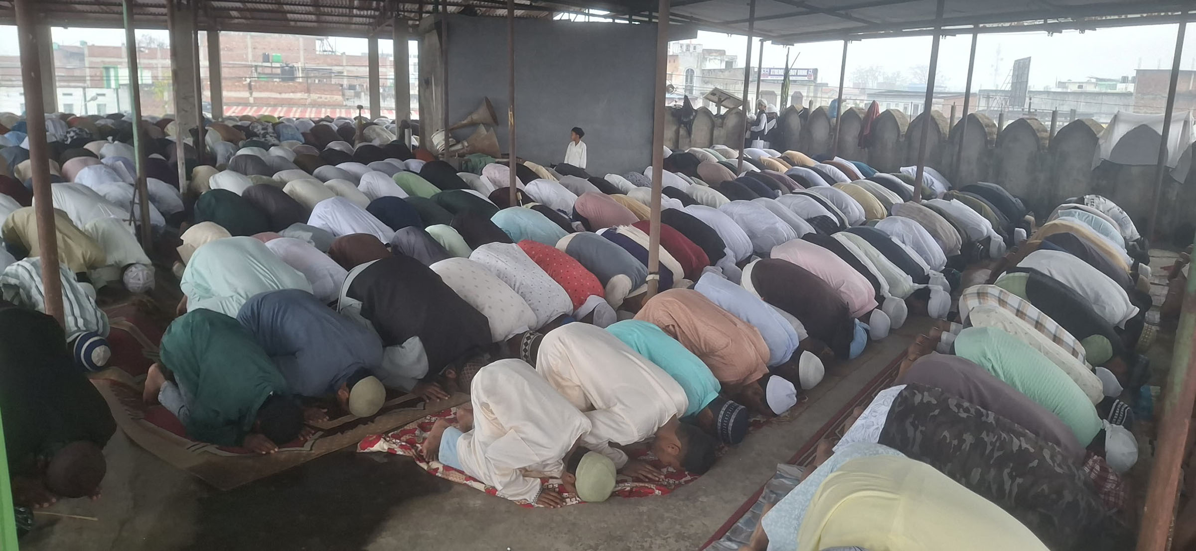 छाता ओढेरै मनाइयो इद उल फित्र