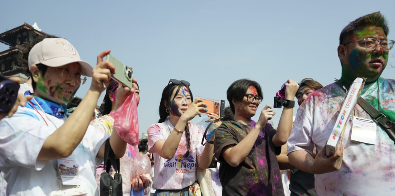 बसन्तपुरमा पर्यटकको होली [फोटो फिचर]