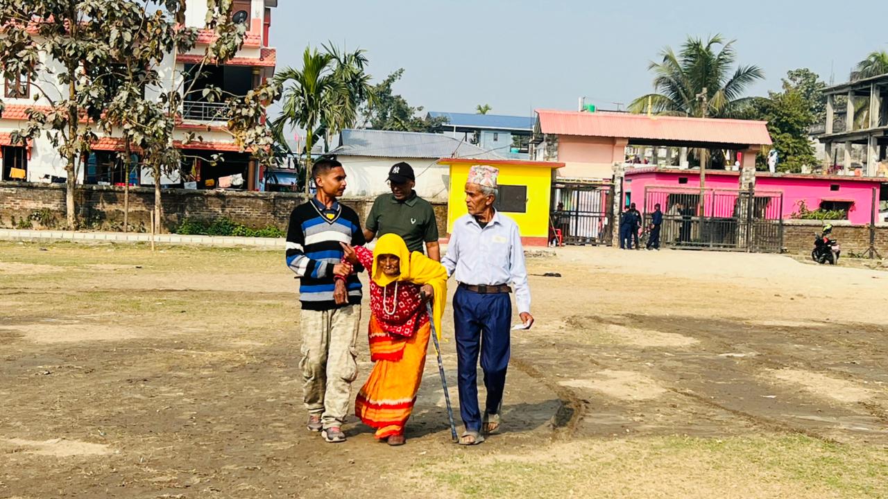 मेचीनगरमा १०४ वर्षीया तुलसाले गरिन् मतदान