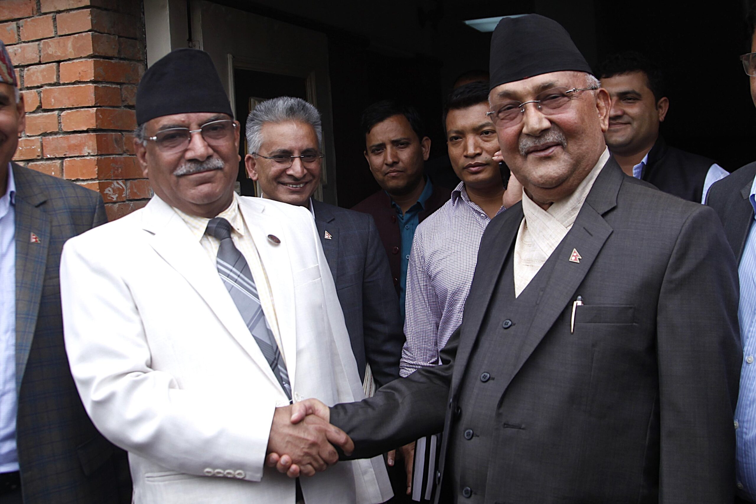 ओली र दाहाललाई चाहिएको वाम एकता