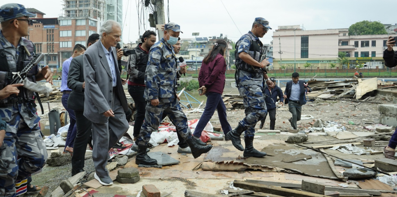 भत्काइएको सुकुम्बासी बस्तीमा पूर्वप्रधानमन्त्री भट्टराई [तस्बिरहरू]