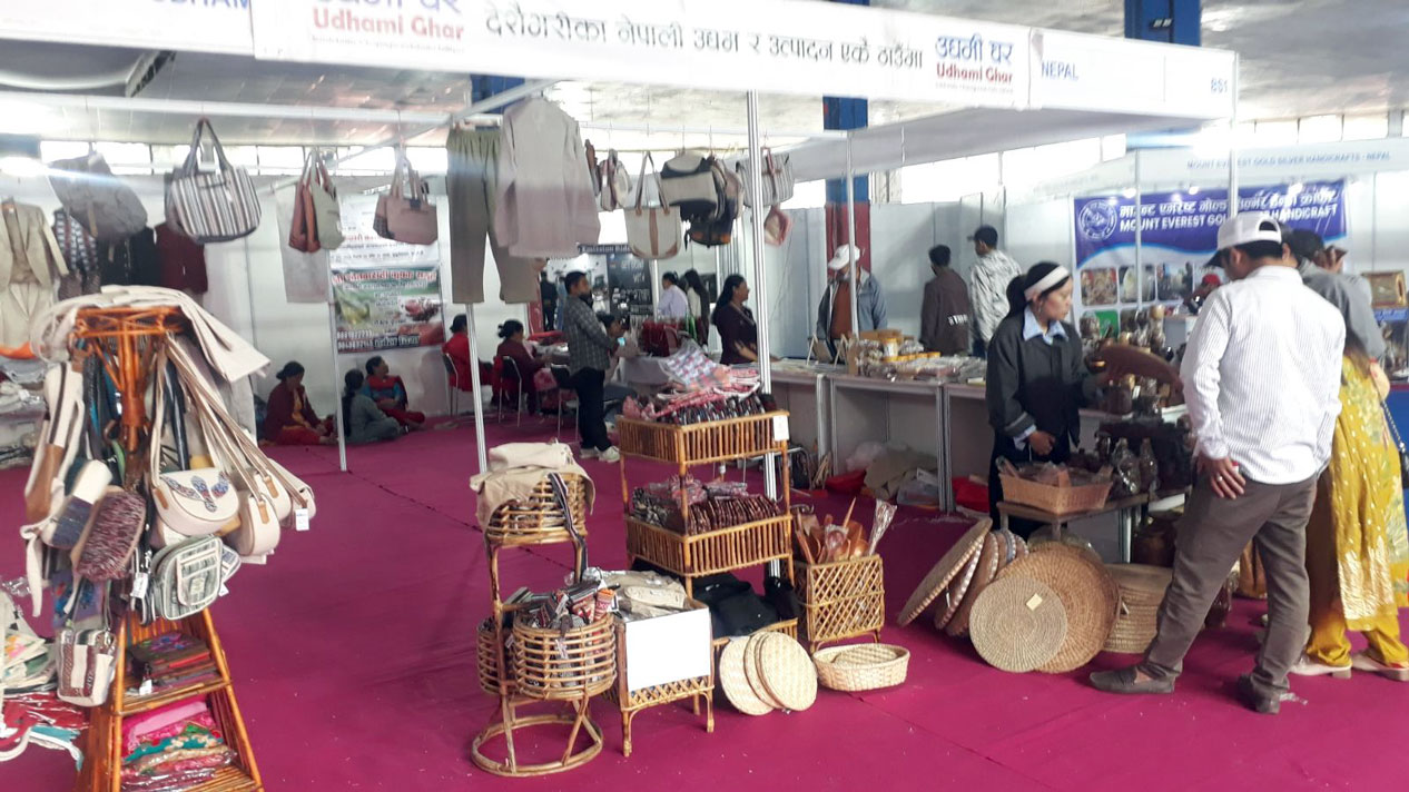 व्यापार मेलामा हस्तकलाका सामग्रीसँगै रैथाने खाद्यवस्तु