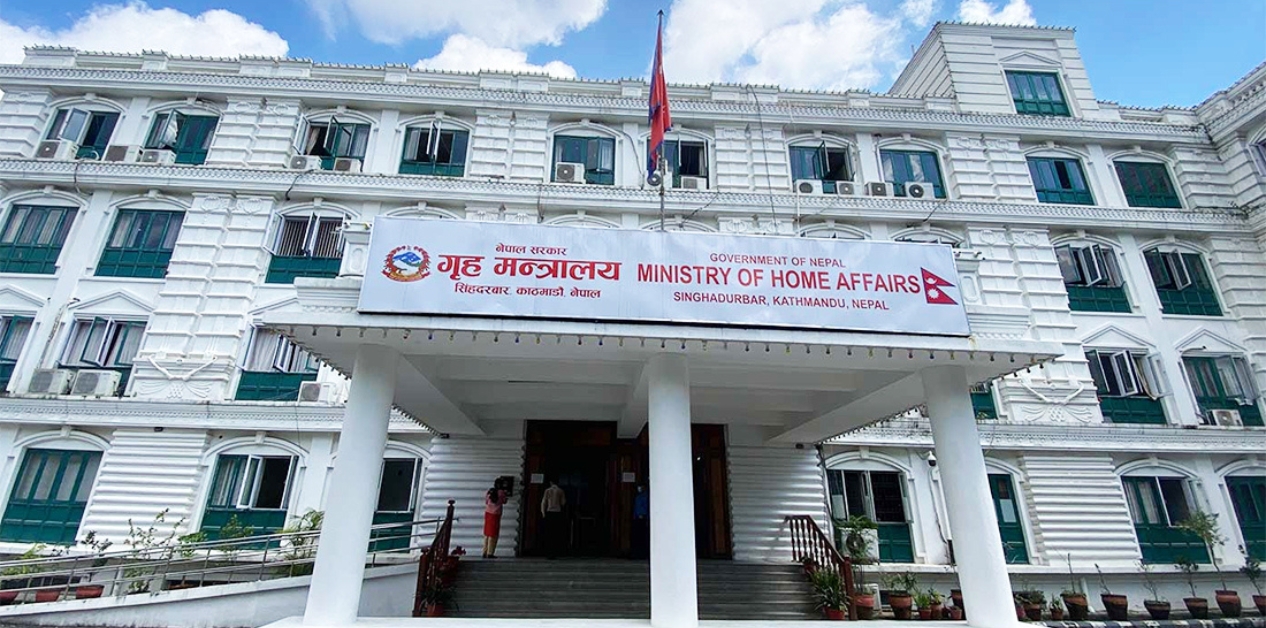 प्रधानमन्त्रीको ‘ढोका’ कुर्दै गृह प्रशासन