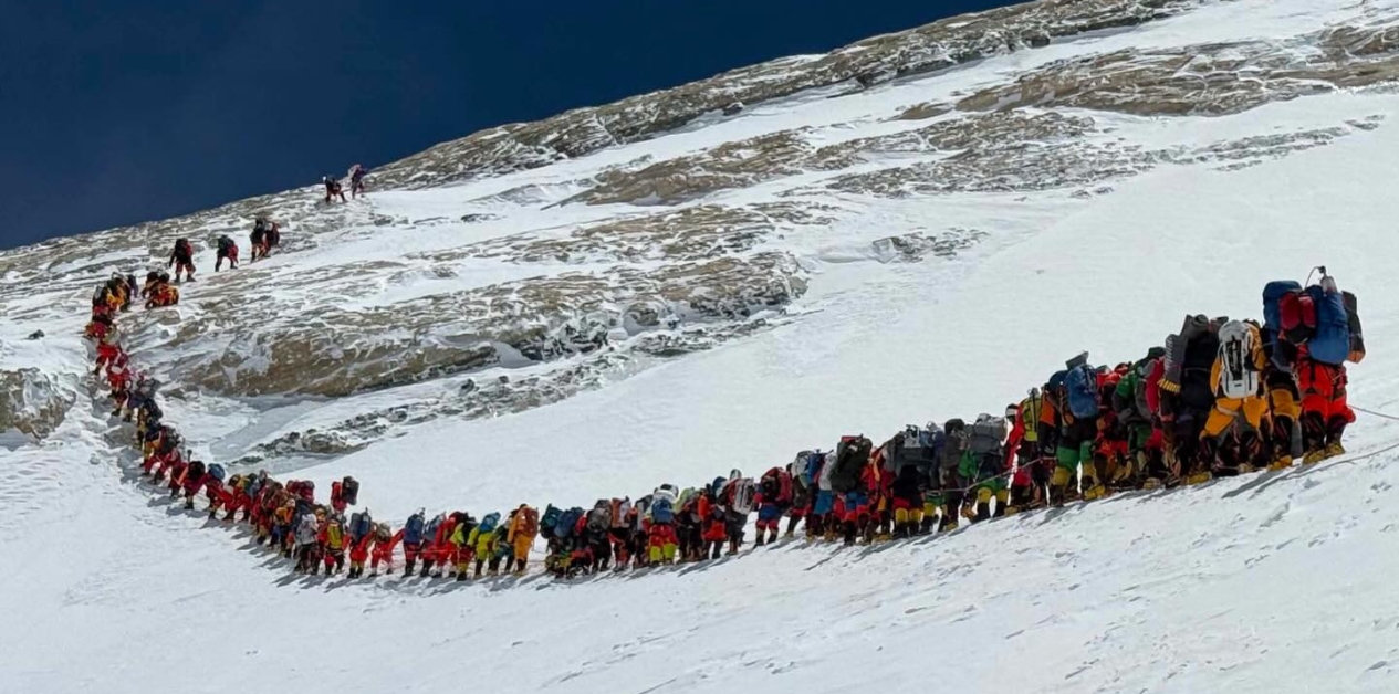 सगरमाथालाई व्यवसायको बोझ