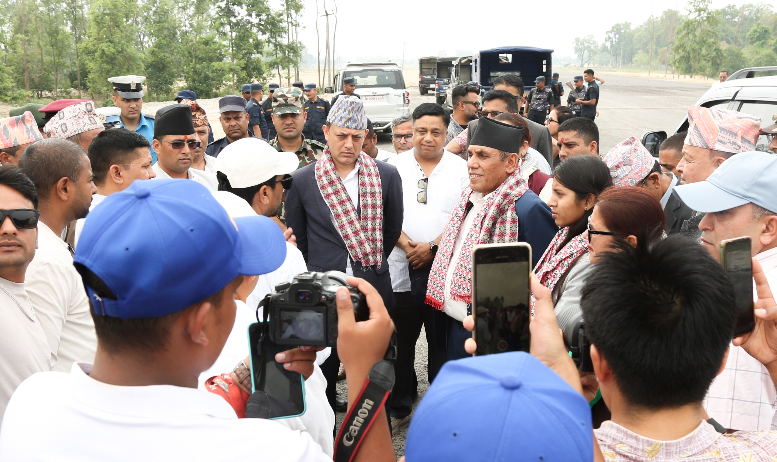 सभामुख र राष्ट्रियसभा अध्यक्षद्वारा दोधरा–चाँदनीमा प्रस्तावित सुक्खा बन्दरगाह क्षेत्रको अवलोकन
