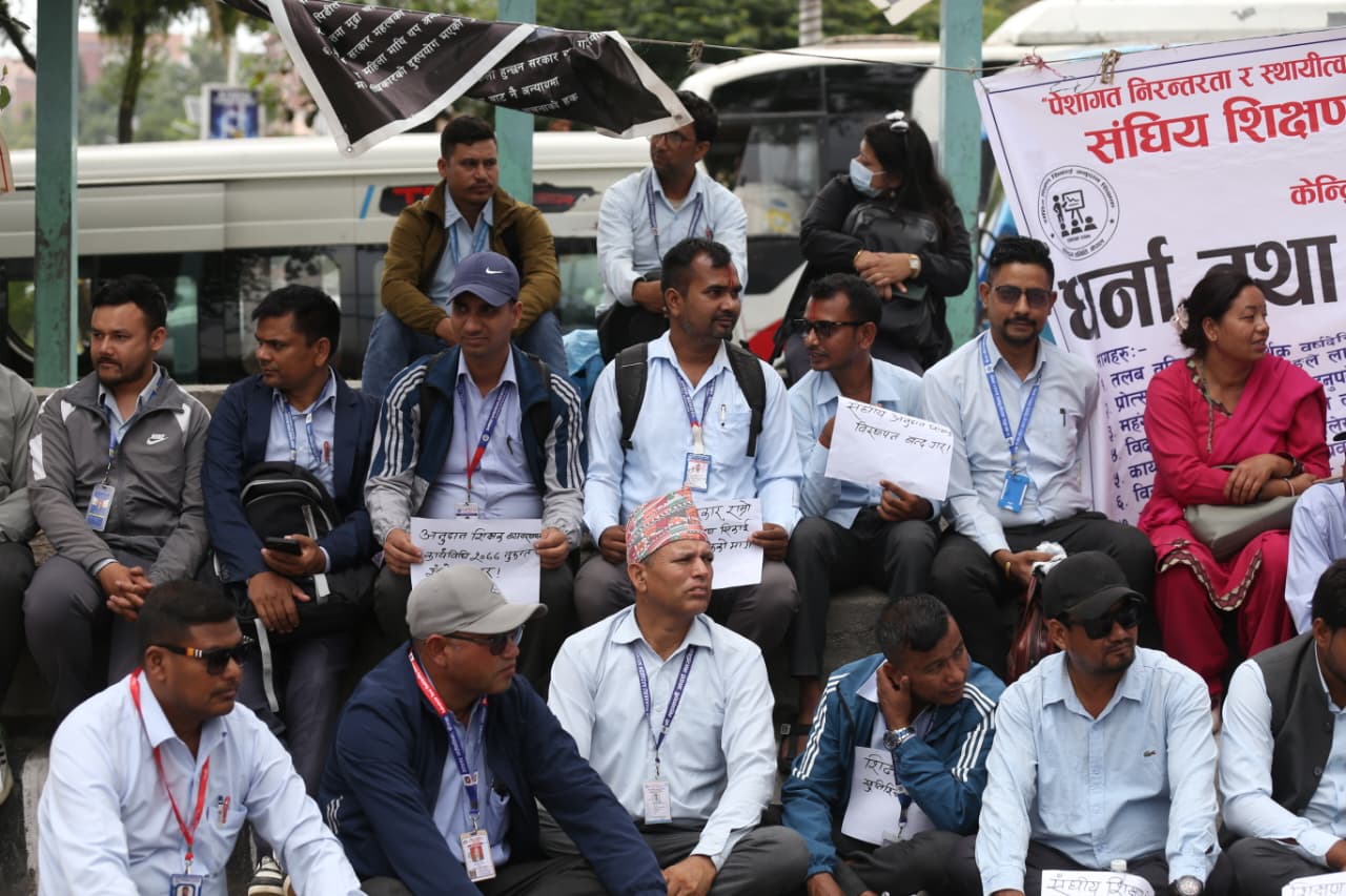 सडकमा मार्कर राखेर अनुदान शिक्षकको विरोध [फोटो फिचर]