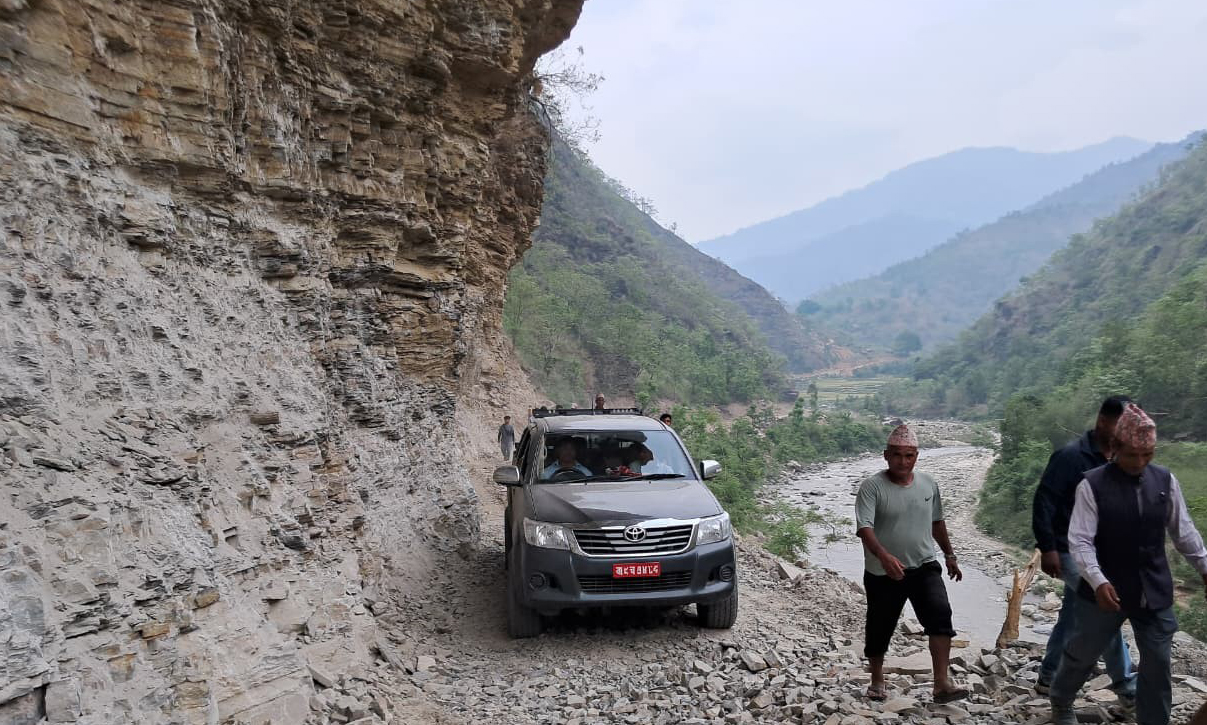 घर्तीभिरको चट्टान फुटाइयो