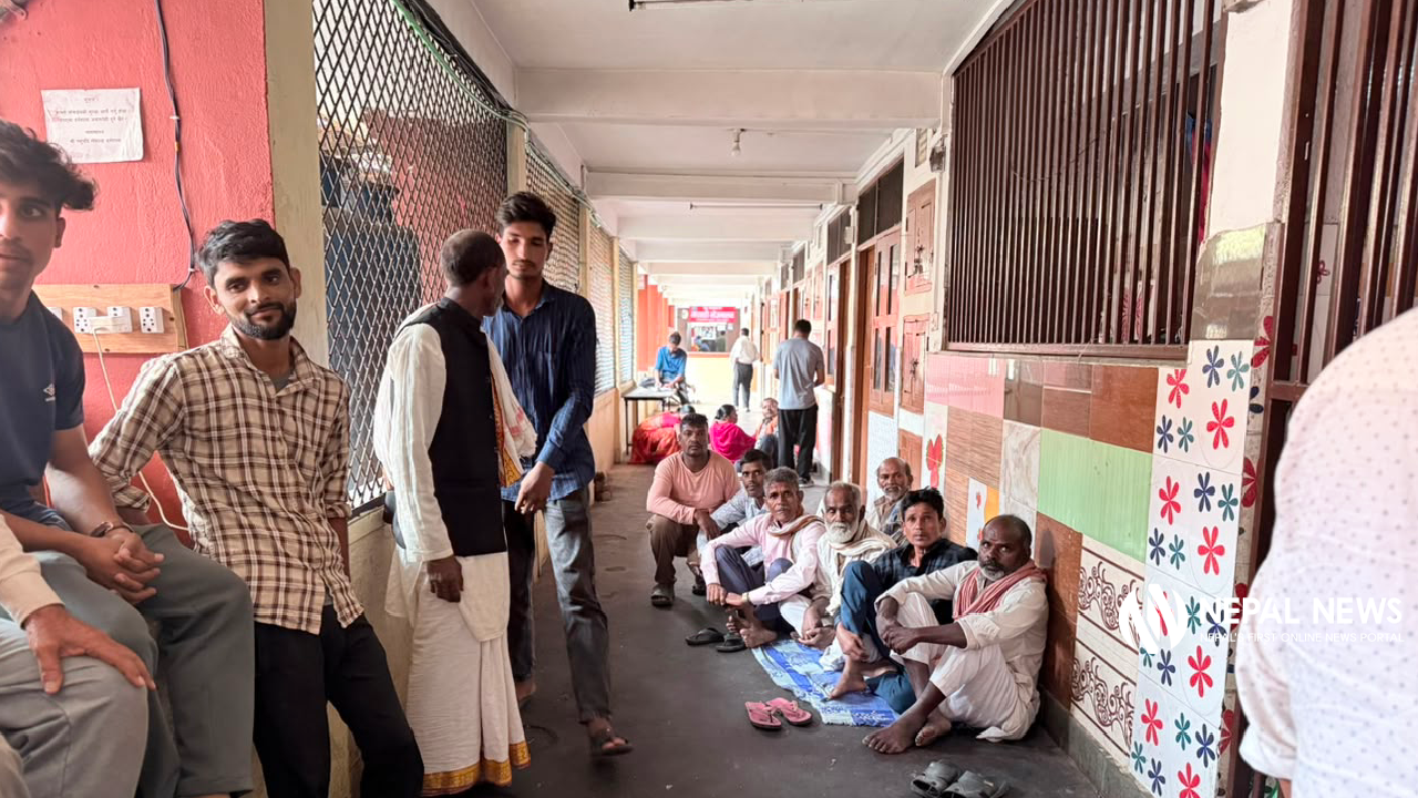 लालपुर्जा र नेपाली नागरिकता माग गर्दै काठमाडौँ आइपुगे सुस्तावासी [तस्बिरहरू]