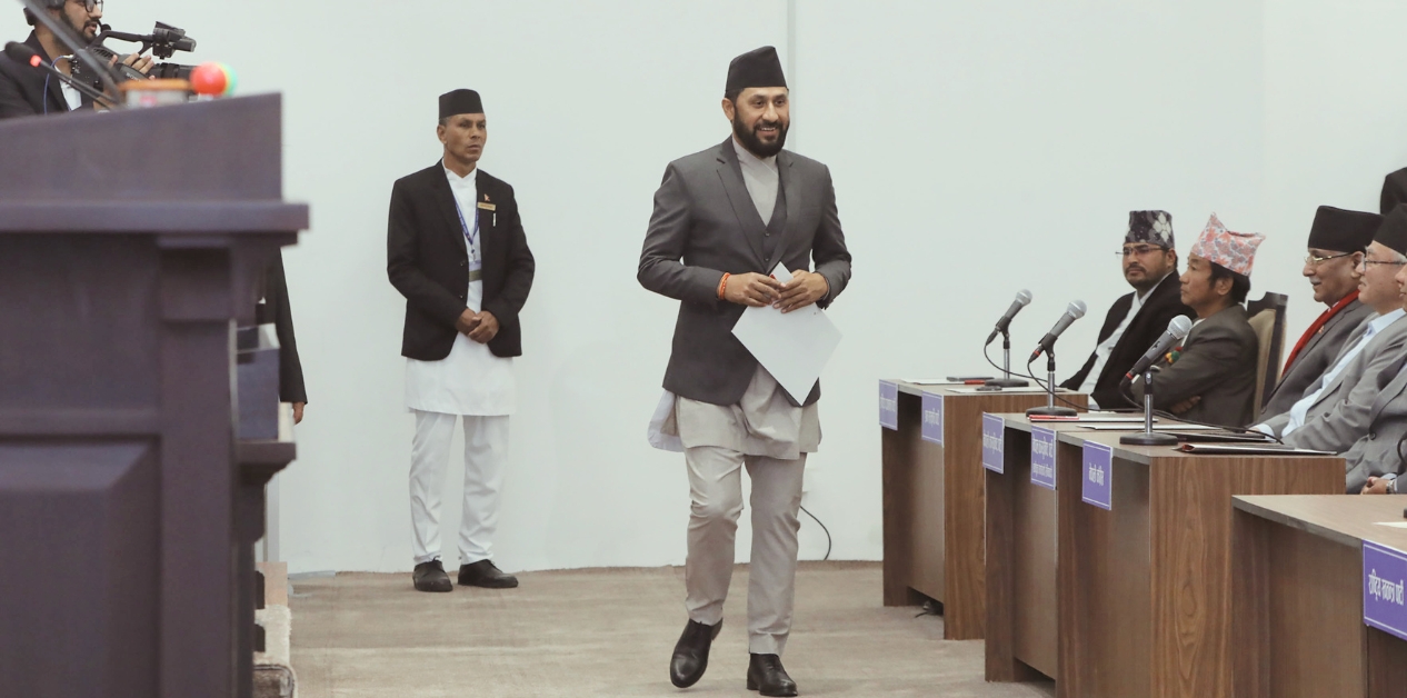 नियमावलीले जोगिएका लामिछाने