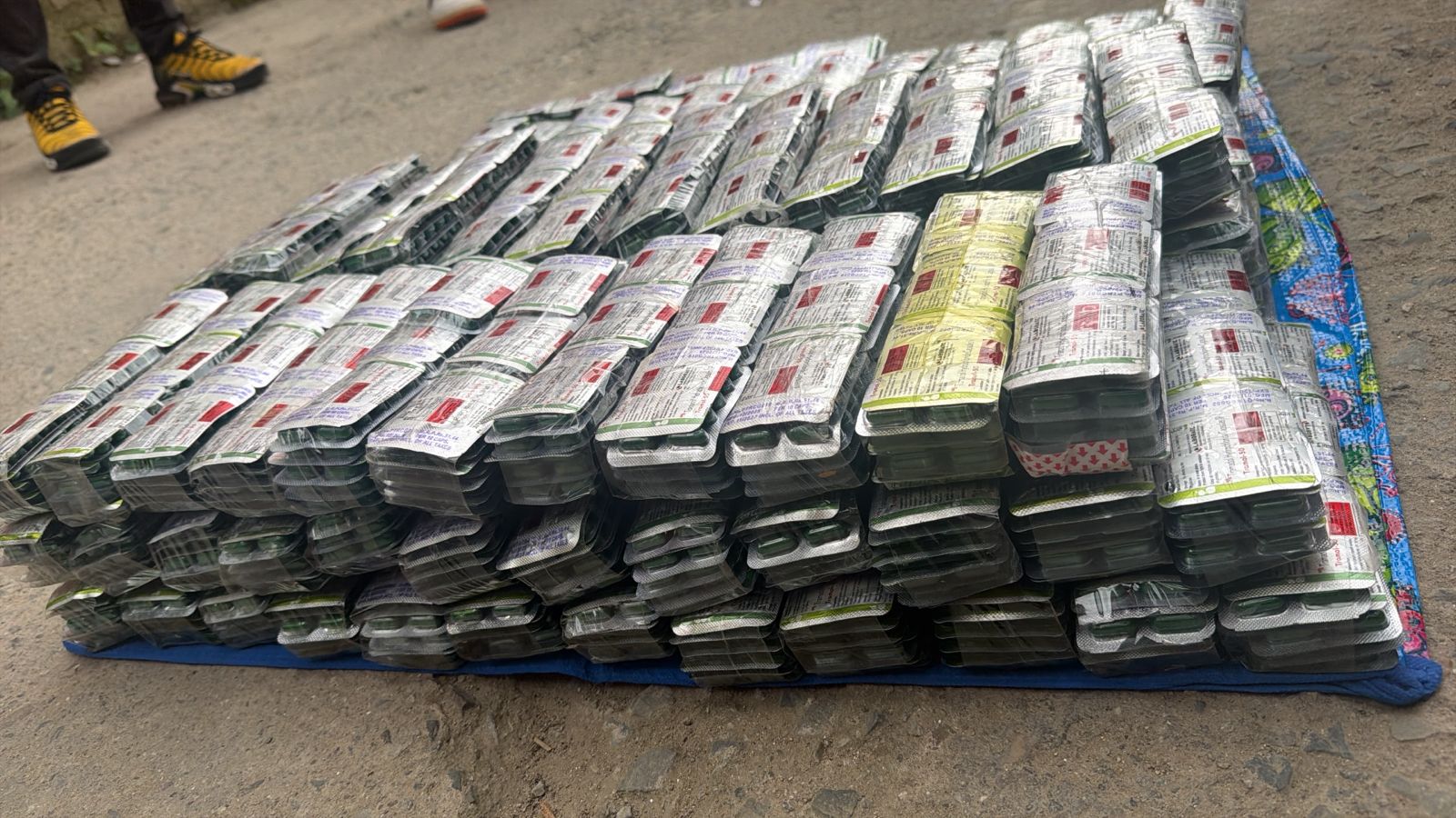 हरिसिद्धीमा हवाई फायर गरी २० हजार ट्रामाडोलसहित तीन पक्राउ