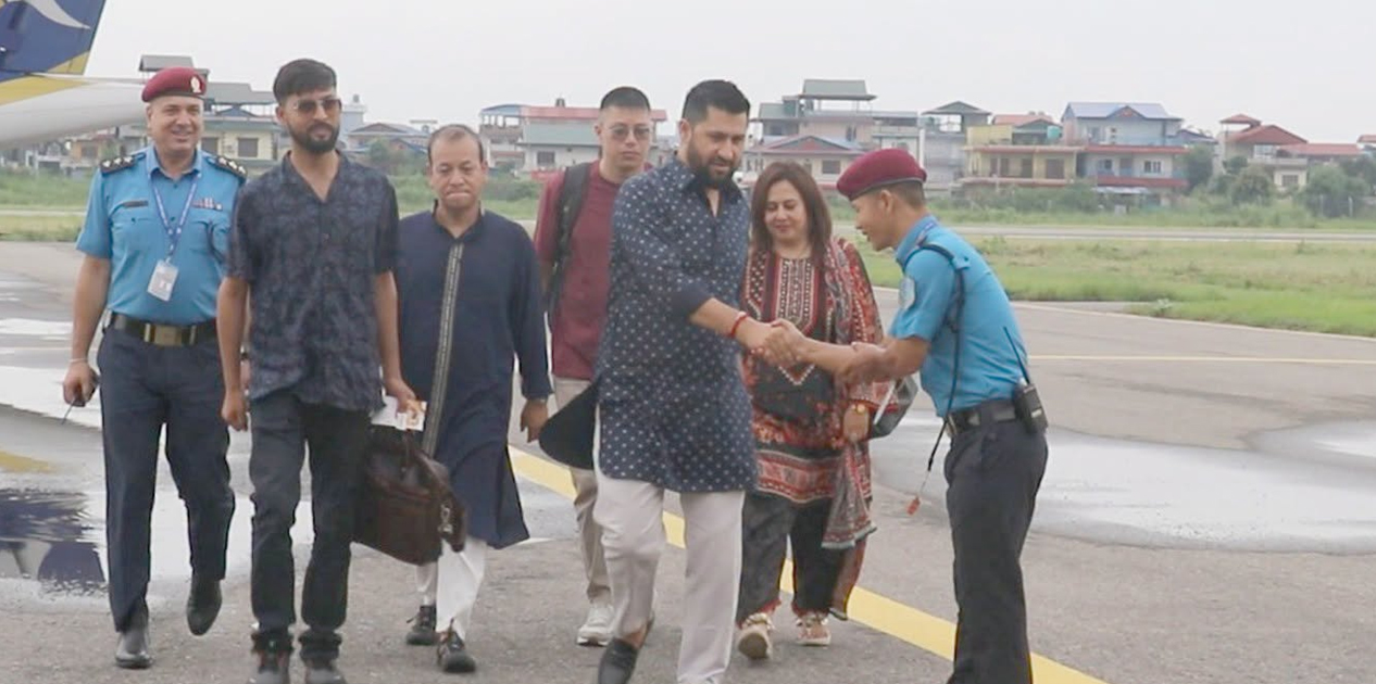 महाधिवेशनका लागि चितवन पुगे रवि लामिछाने