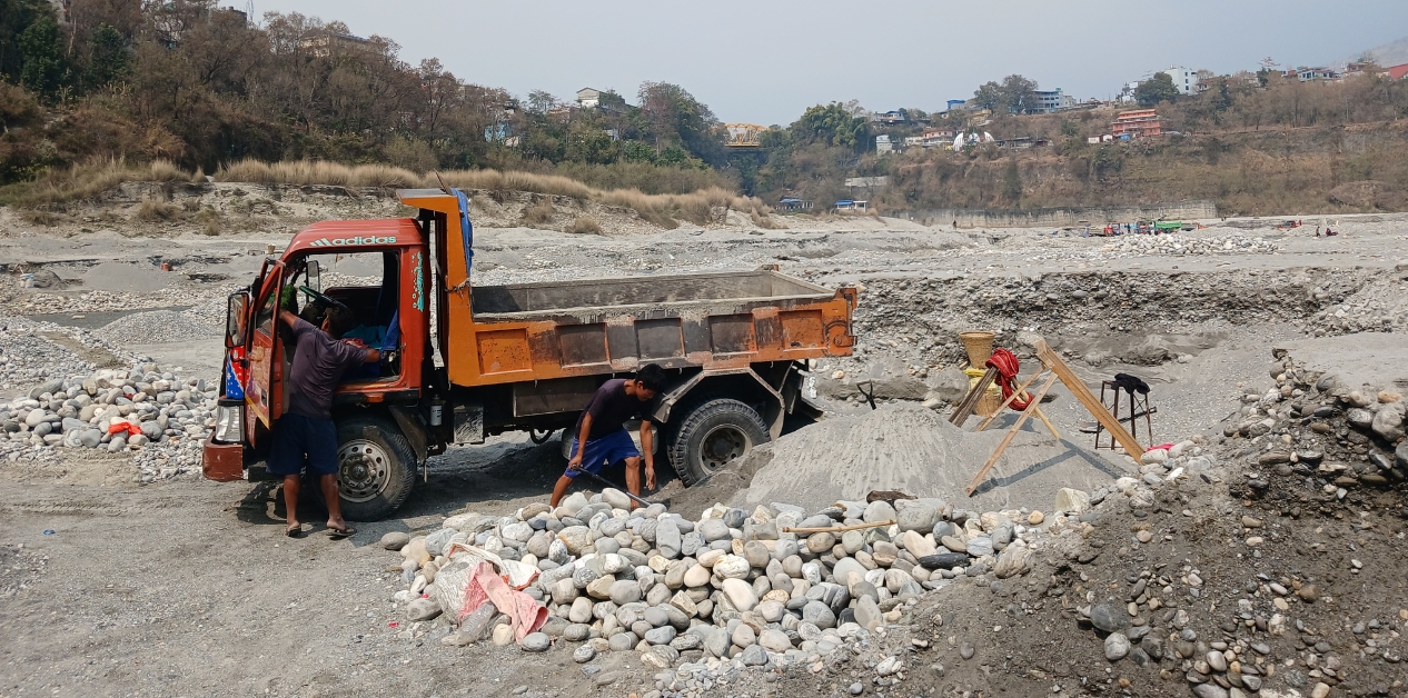 पोखराका घाटमा ठेक्काबाहिर उत्खनन, अनुगमन फितलो