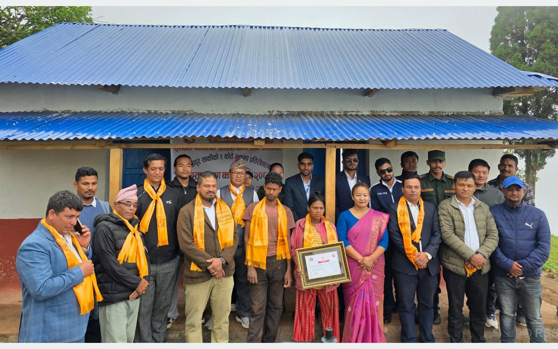 हलेसीमा विपन्नलाई भूकम्प प्रतिरोधी नयाँ घर हस्तान्तरण