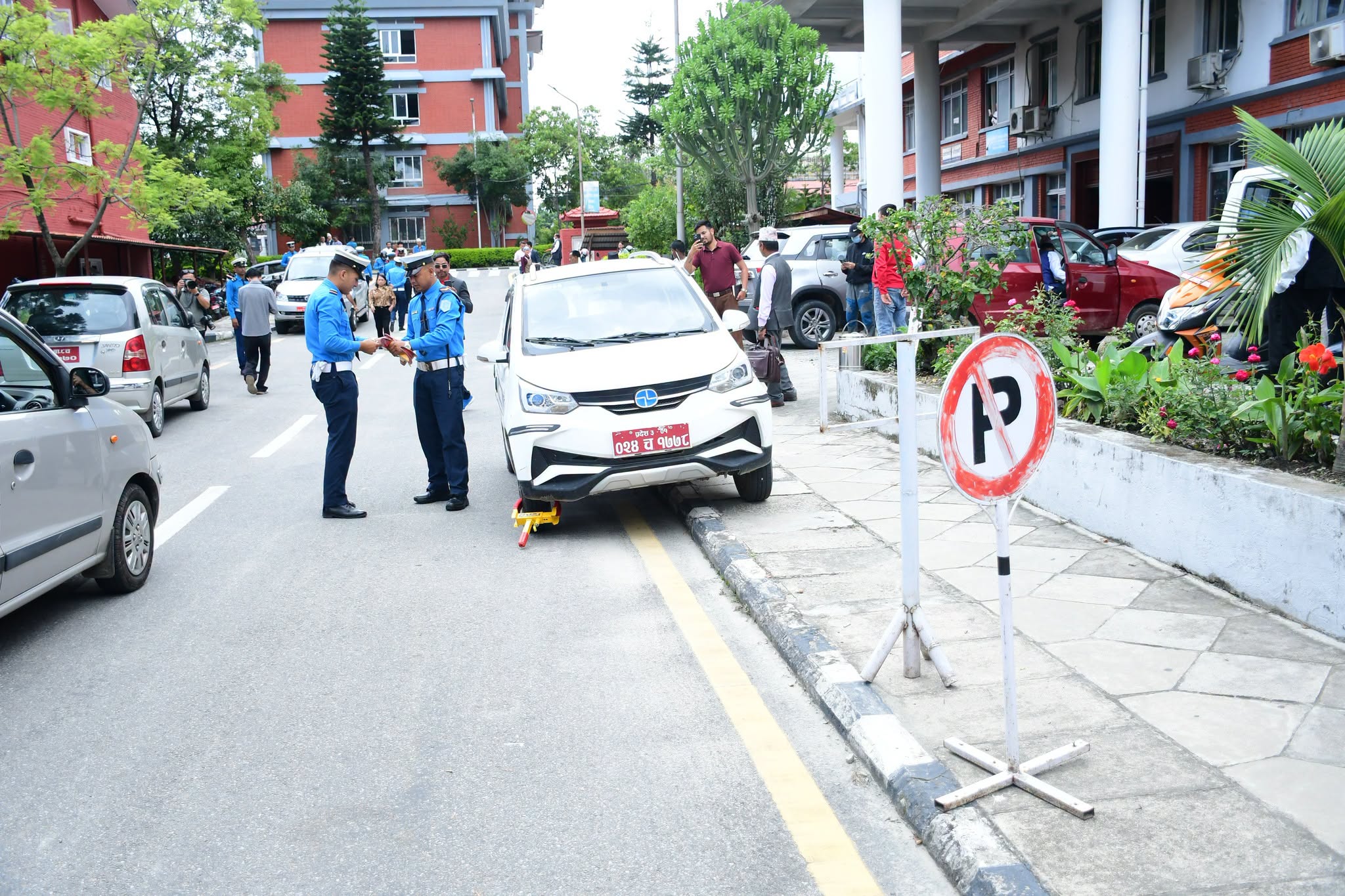 सिंहदरबारभित्र अव्यवस्थित पार्किङ गर्ने गाडीमा ‘ह्विल लक’ [फोटो फिचर]