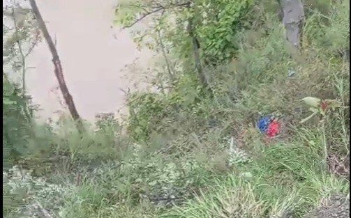 सुर्खेतबाट कालीकोट जाँदै गरेको यात्रुवाहक गाडी कर्णाली नदीमा खस्यो