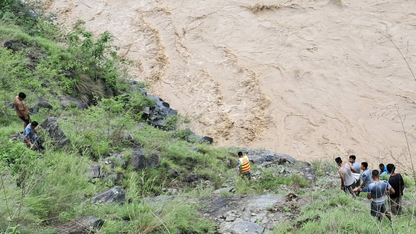कर्णाली नदीमा बस खस्दा एकको मृत्यु, १३ जना बेपत्ता