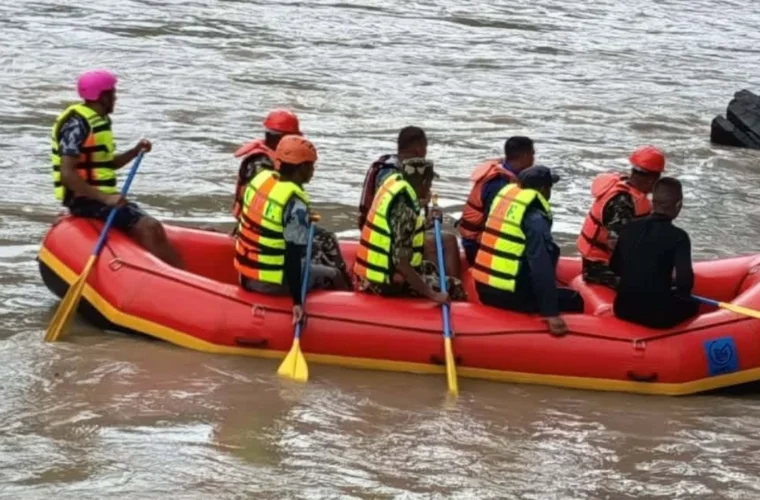 कर्णाली नदीमा बेपत्ता गाडी खोजीका लागि सशस्त्रको सोनार क्यामरा र म्याग्नेटसहितको टोली परिचालन